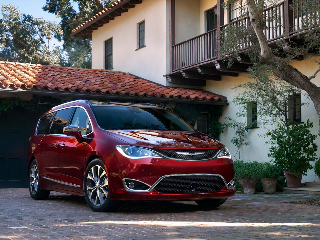 Chrysler Pacifica 2017-2018 в новом кузове комплектации, цены, фото,  технические характеристики и видео тест драйв