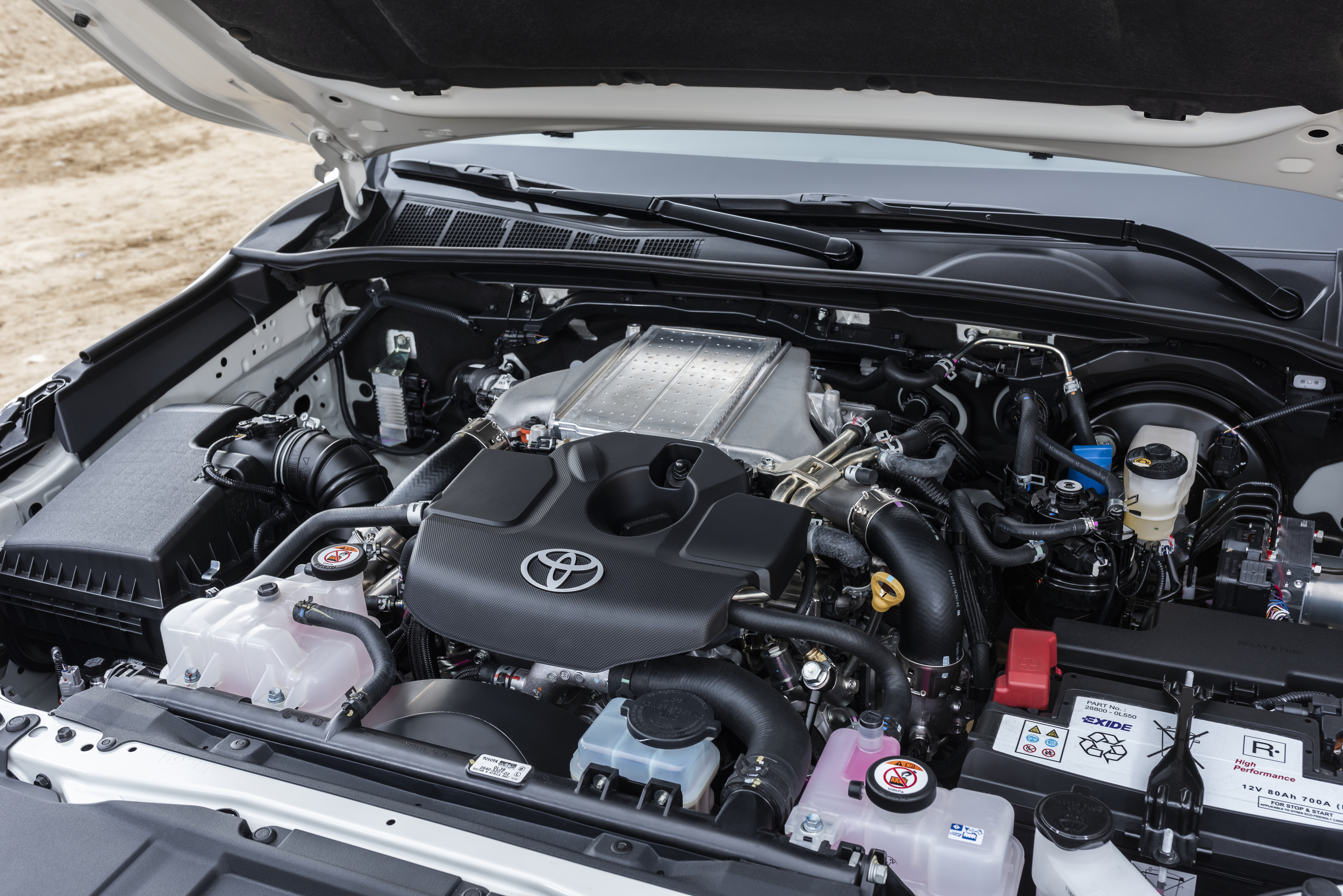 Дизельные моторы тойота. Toyota Hilux 2020 двигатель. АКБ Toyota Hilux 8. Тойота Хайлюкс мотор 2.4 дизель. Toyota Hilux 2019.
