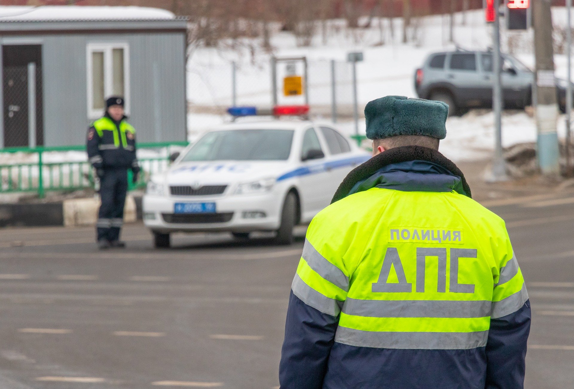 В каких случаях водитель обязан покинуть свой авто по требованию инспектора?