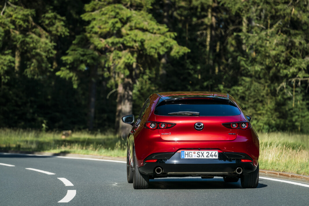 100 лет мазды. Mazda 3 SKYACTIV хэтчбек. Мазда 3 хэтчбек 2019. Мазда скайактив фото. Клиренс Мазда 3 2019 хэтчбек.