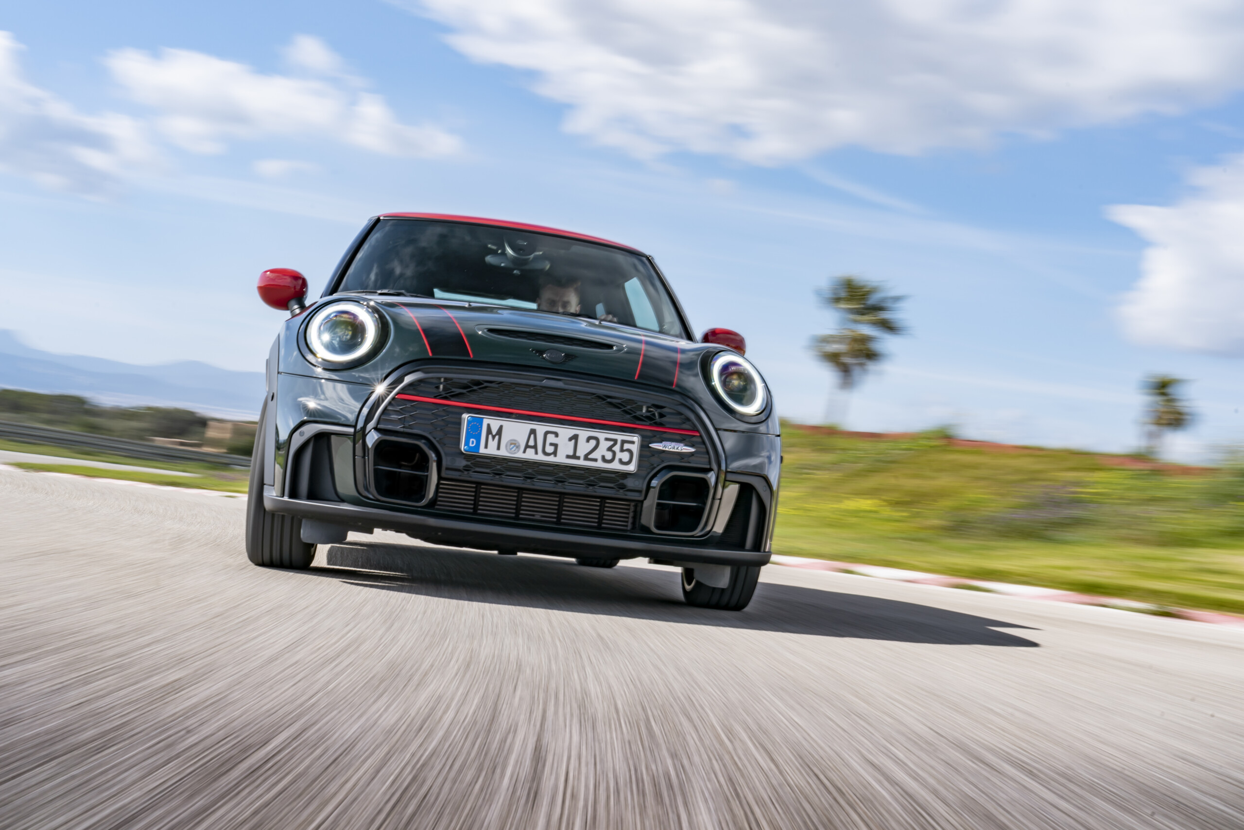 The Ultimate Guide to Mini Cooper: Pros and Cons – Cenyavto.com Magazine Review