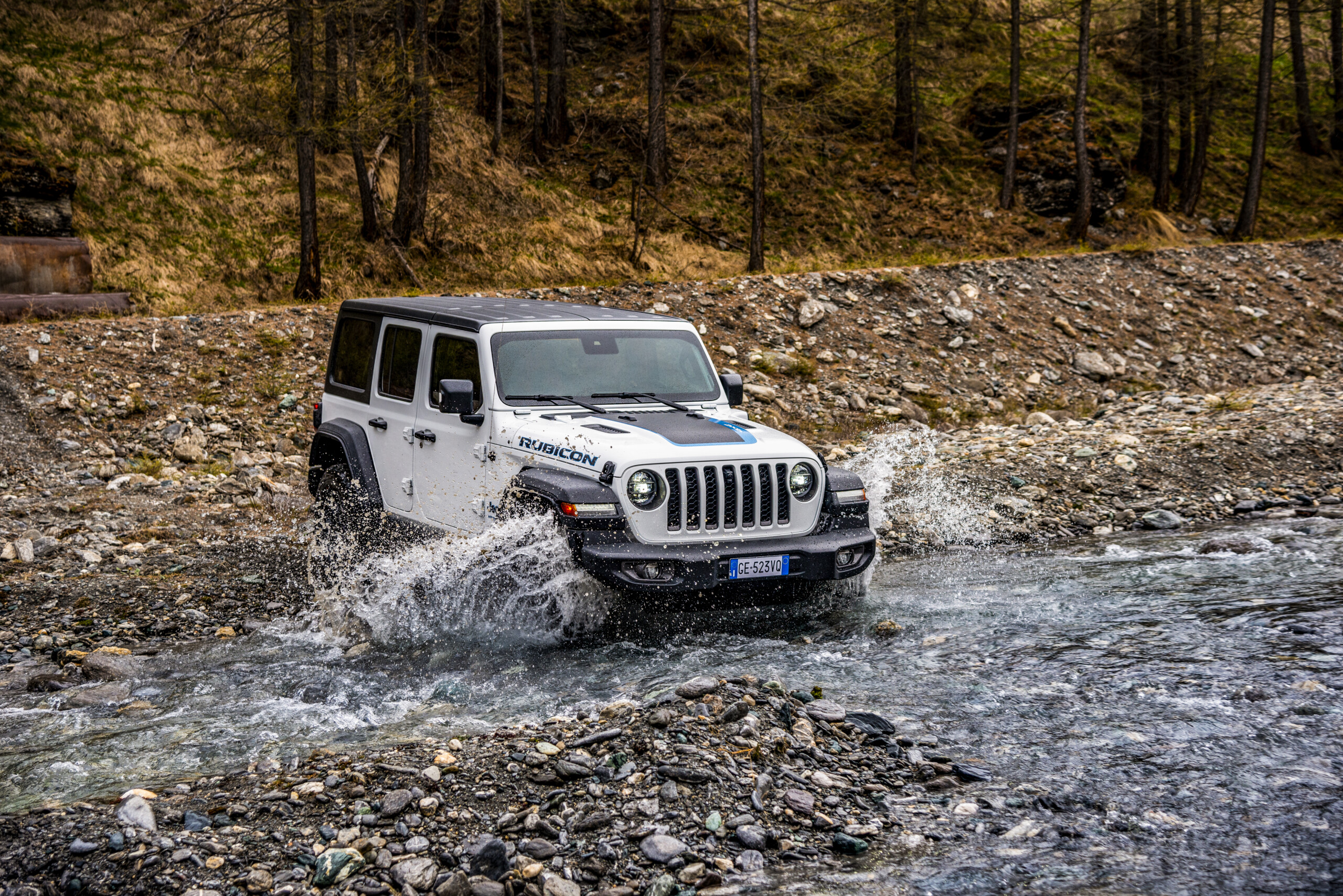 Джип мощность. Jeep Wrangler 2022. Jeep 2025. Джип в джунглях. РТХ Америка машина джип.