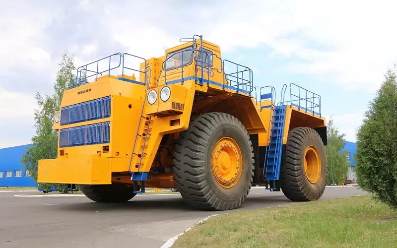 БелАЗ-7530G 2023 стал одним из самых больших тягачей