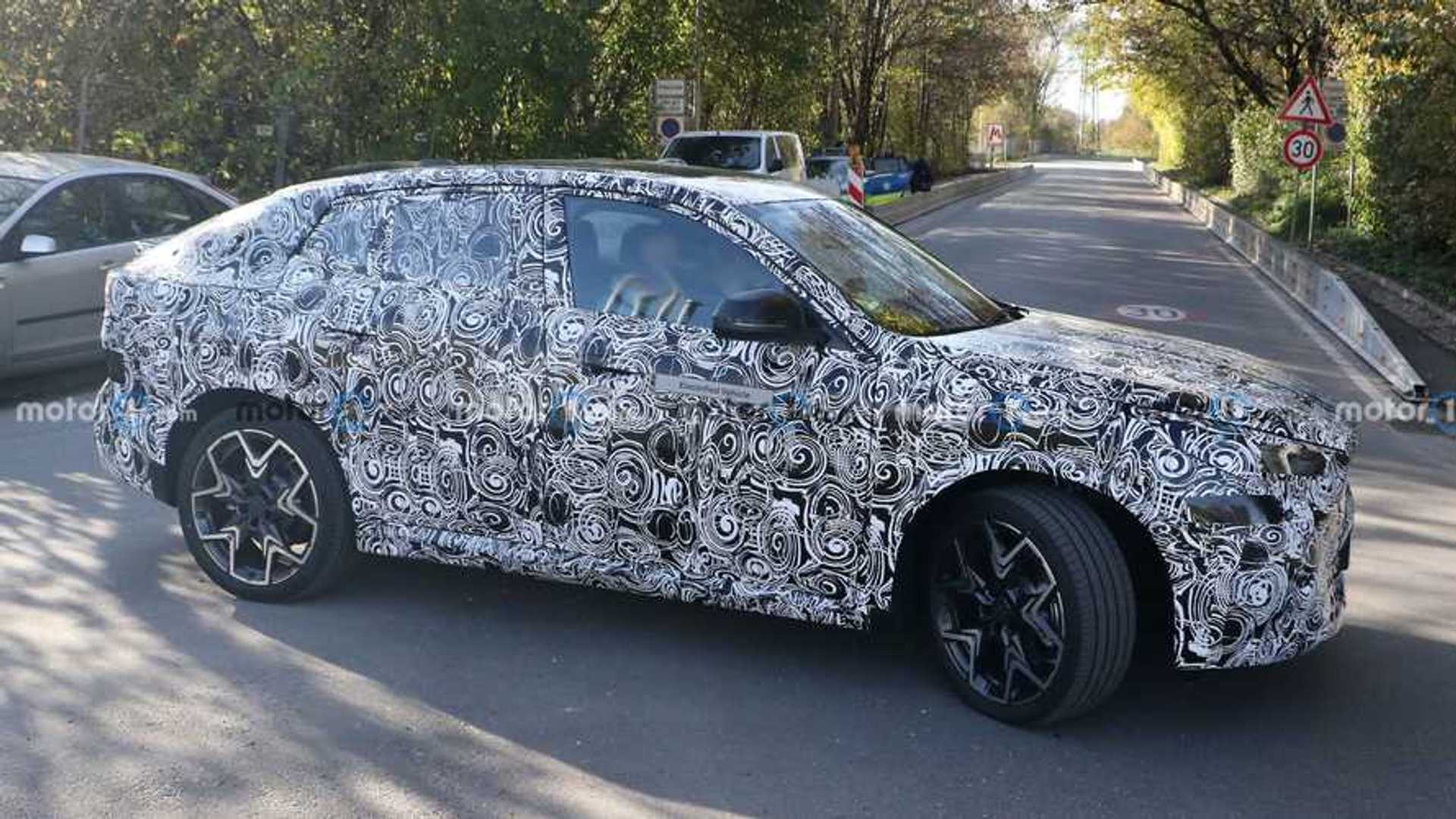 BMW iX2 2024 тестируется на гоночной трассе Нюрбургринг