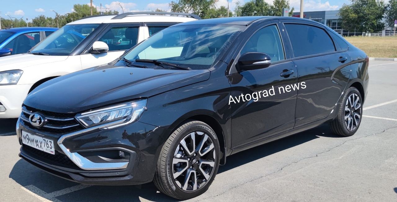 Lada Aura 2025 показана на фото рядом с Aurus Senat