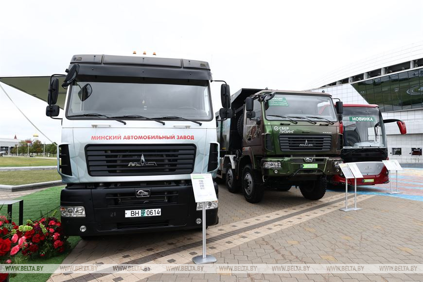 Компания МАЗ презентовала новые туристический автобус и строительный ...