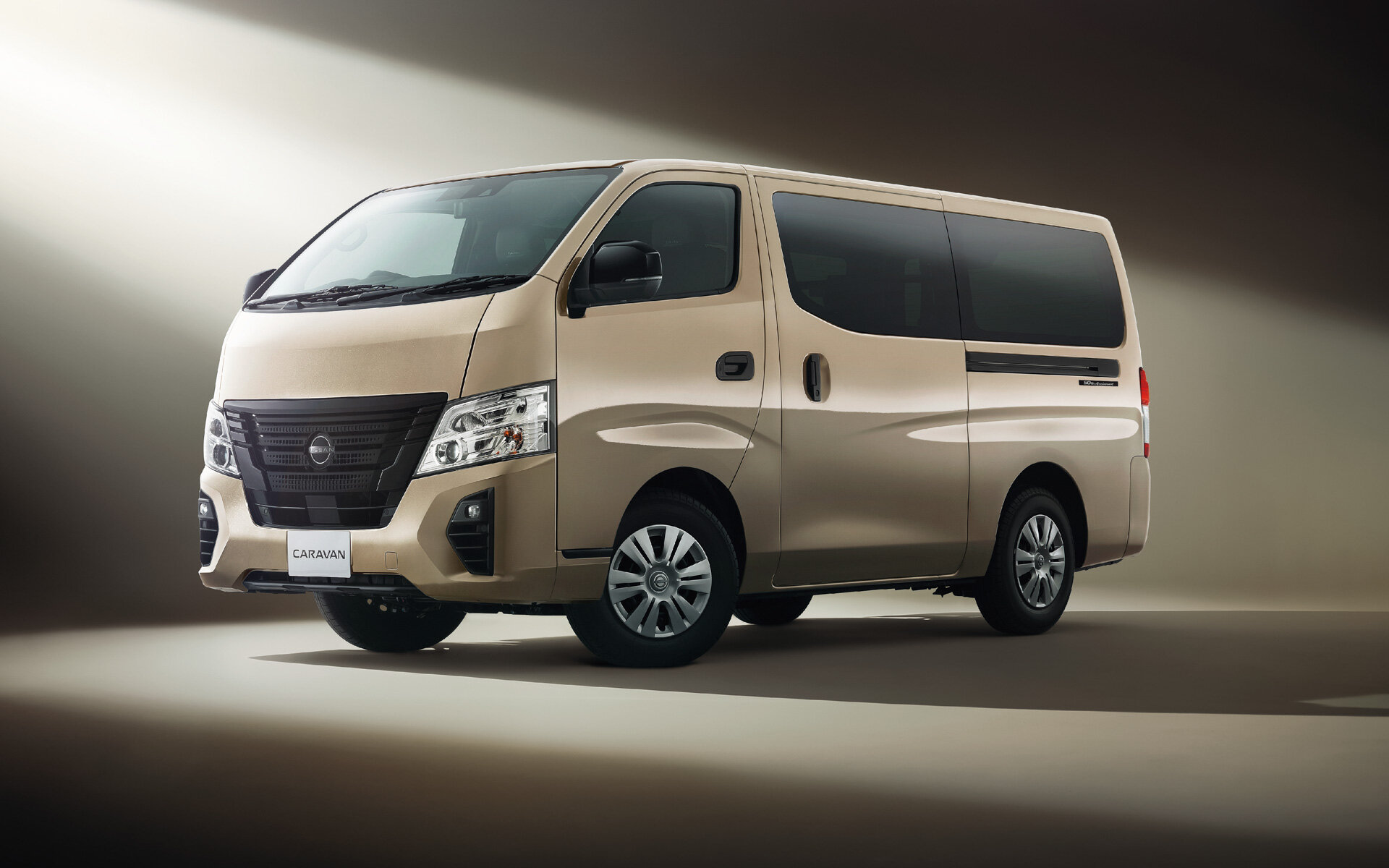 Caravan 2023. Nissan Urvan nv350. Nissan Caravan 2023. Автомобиль микроавтобус Нисса. Ниссан семейный минивэн.