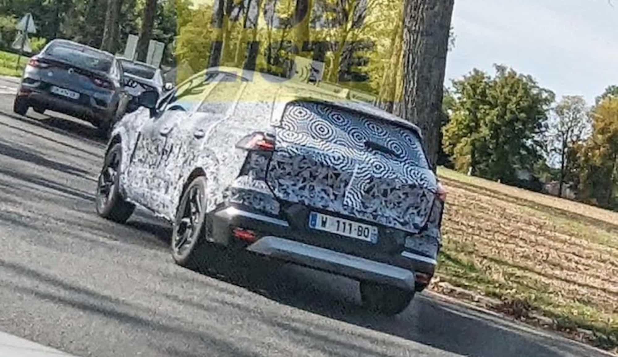 Renault Megane 2025 тестируется в кузове кроссовера