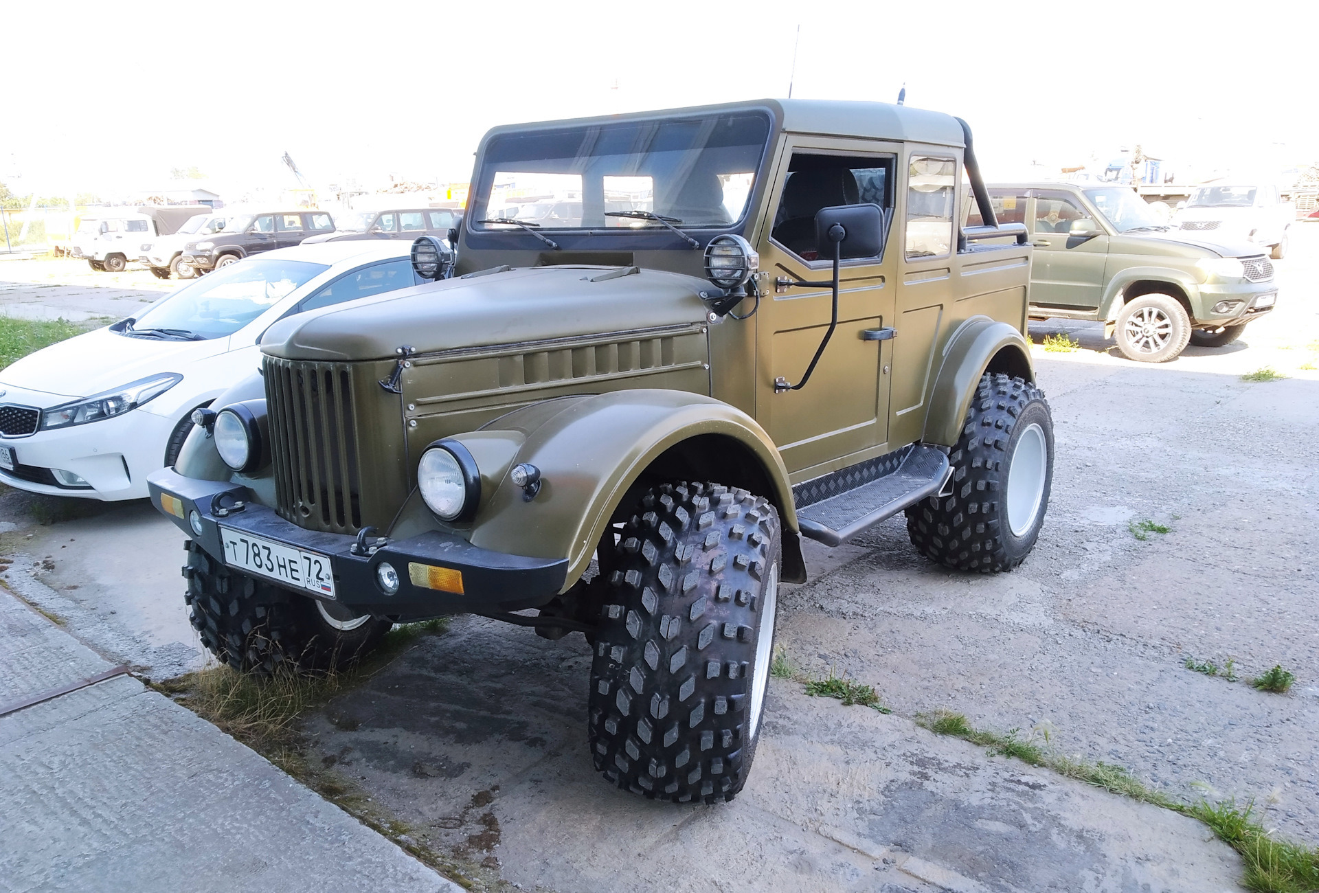 Incredible DIY SUV: A Unique Combination of UAZ Hunter and GAZ-69A