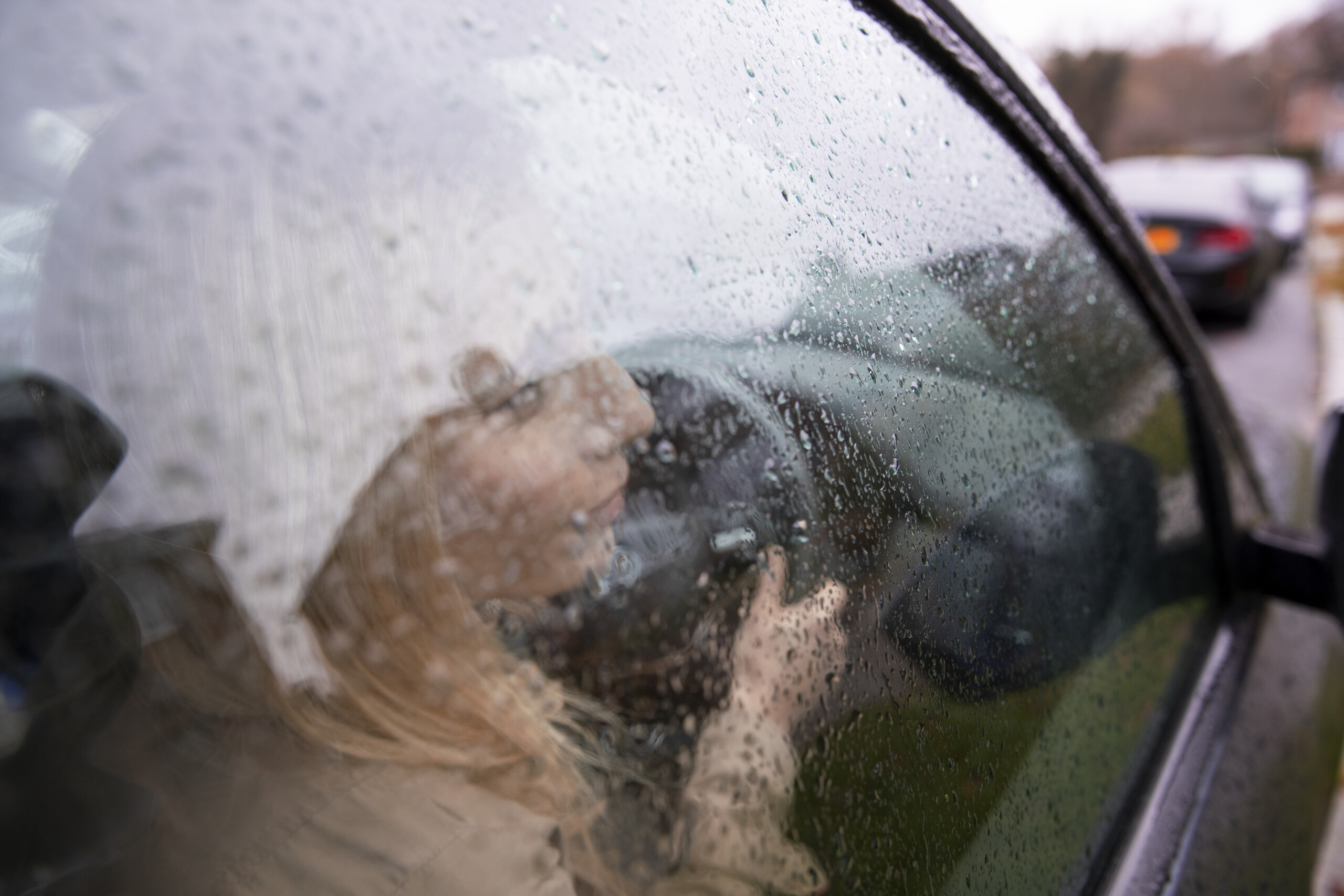 Чтобы избавиться от запотевания стекол в автомобиле не стоит сильно .