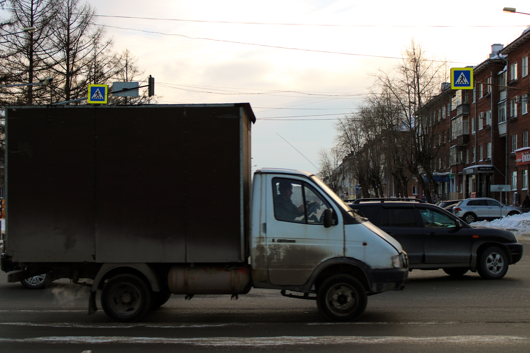 Почему водителям легковушек нужно держаться подальше от фур с надписью EBS