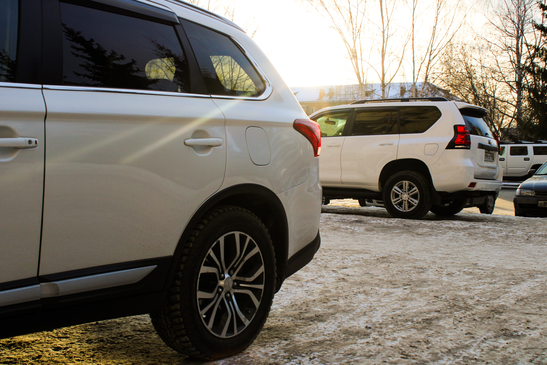 Зажал автомобиль на парковке: владелец автошколы объяснил, как выехать с места