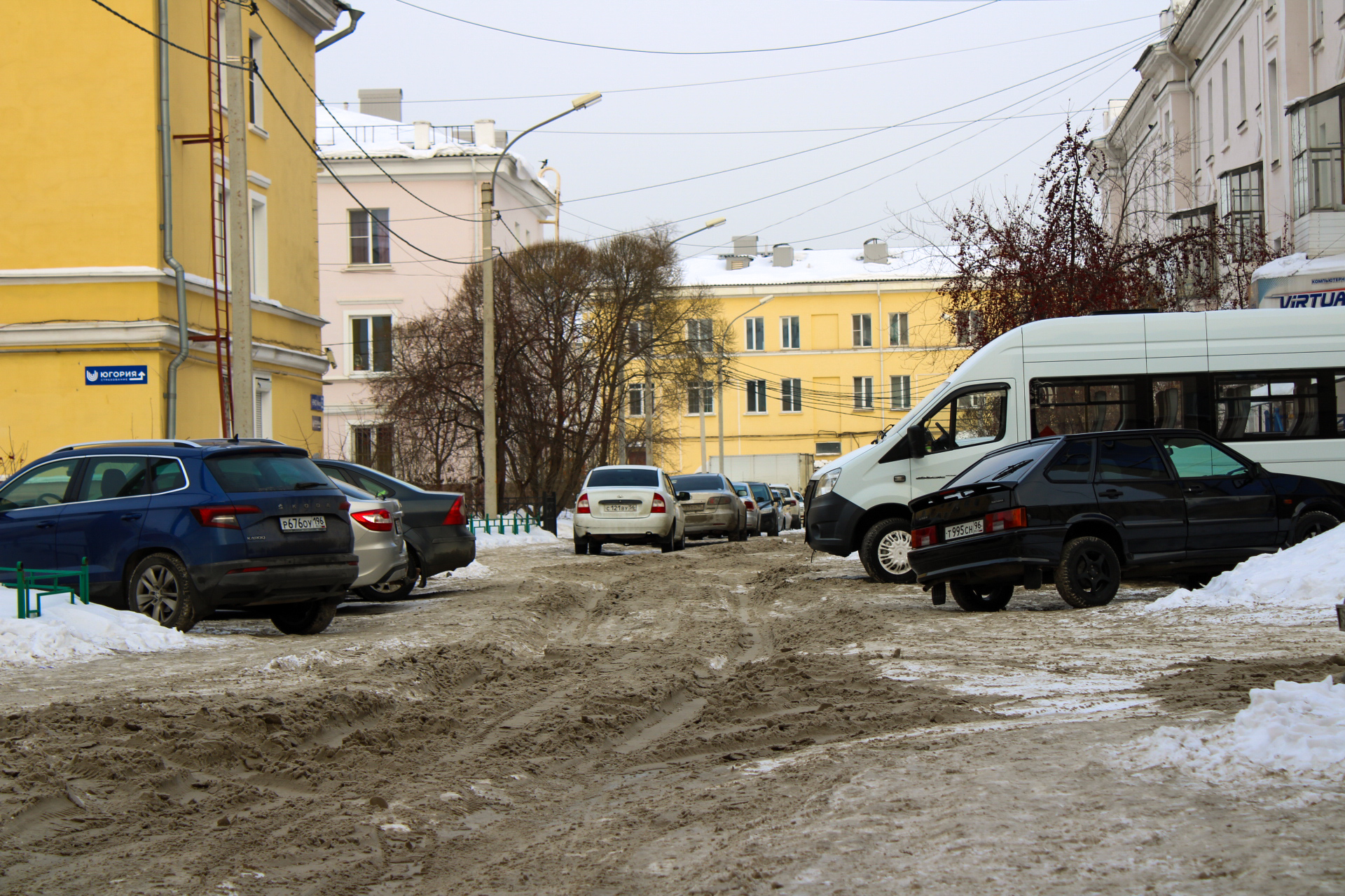 Автоинструктор рассказал, в чем опасность парковки машины под уклоном