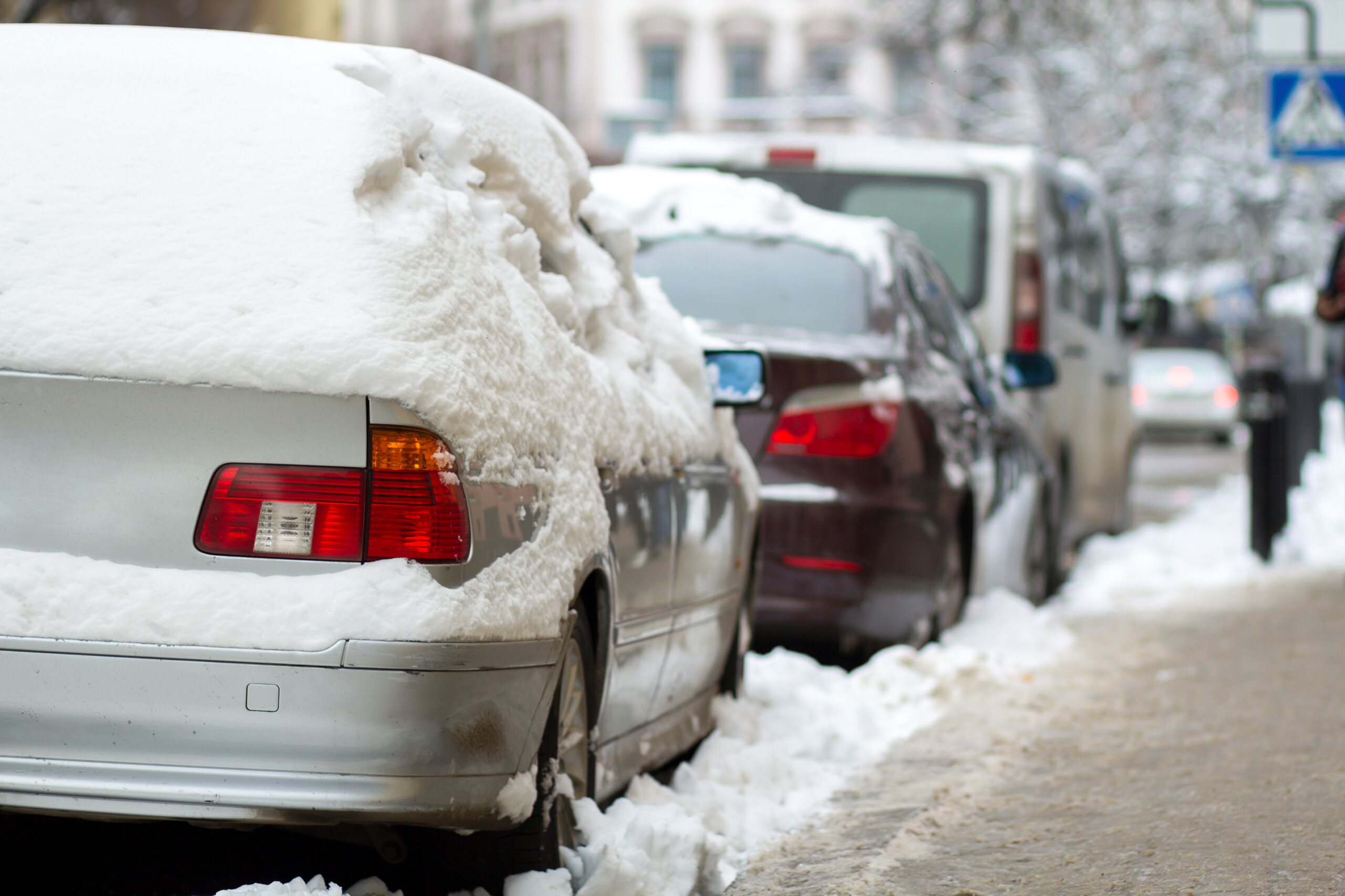 Ни машины ни денег. Стоянка зима. Машина рядом с грязным снегом. Car covered with Snow. Snowy parking lot.