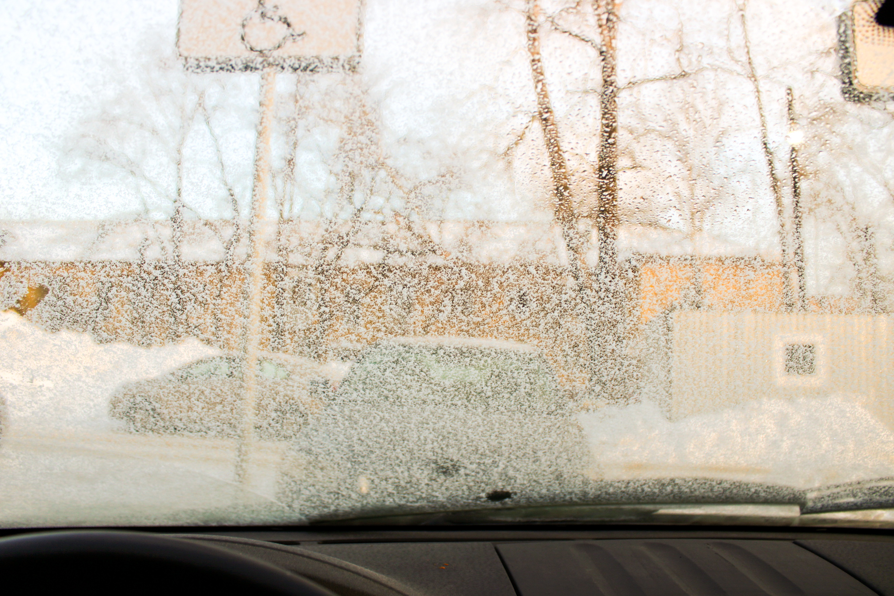 Водителям напомнили, что нельзя делать, если стекла в машине запотели