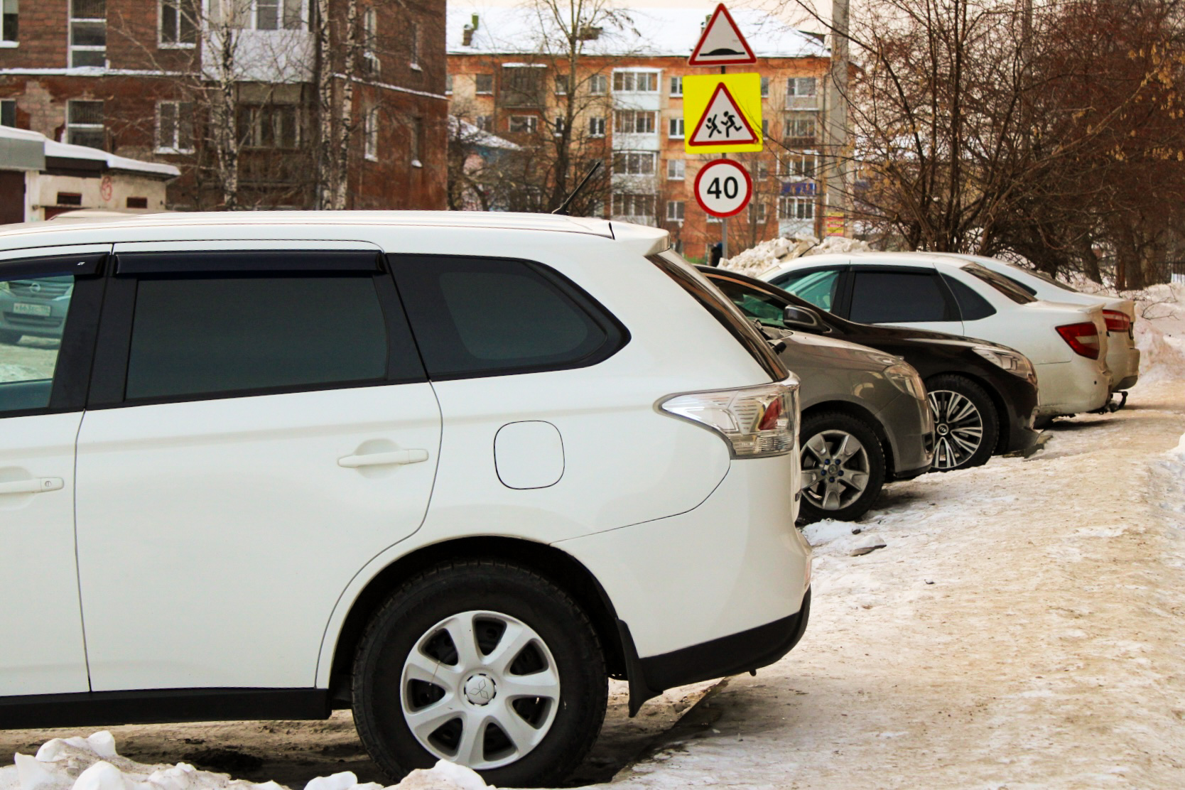 Когда менять летнюю резину на зимнюю: эксперт назвал точную температуру и предостерег от ловушек шиномонтажа