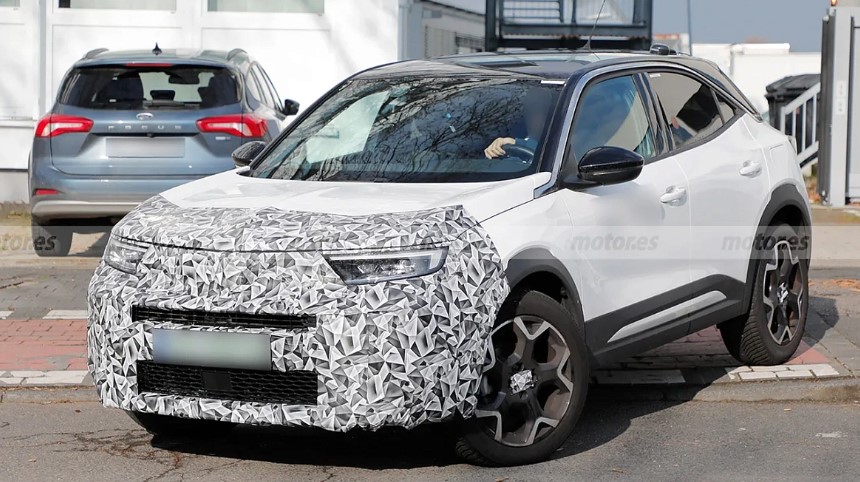 Opel Mokka 2025 показан на шпионских фотографиях