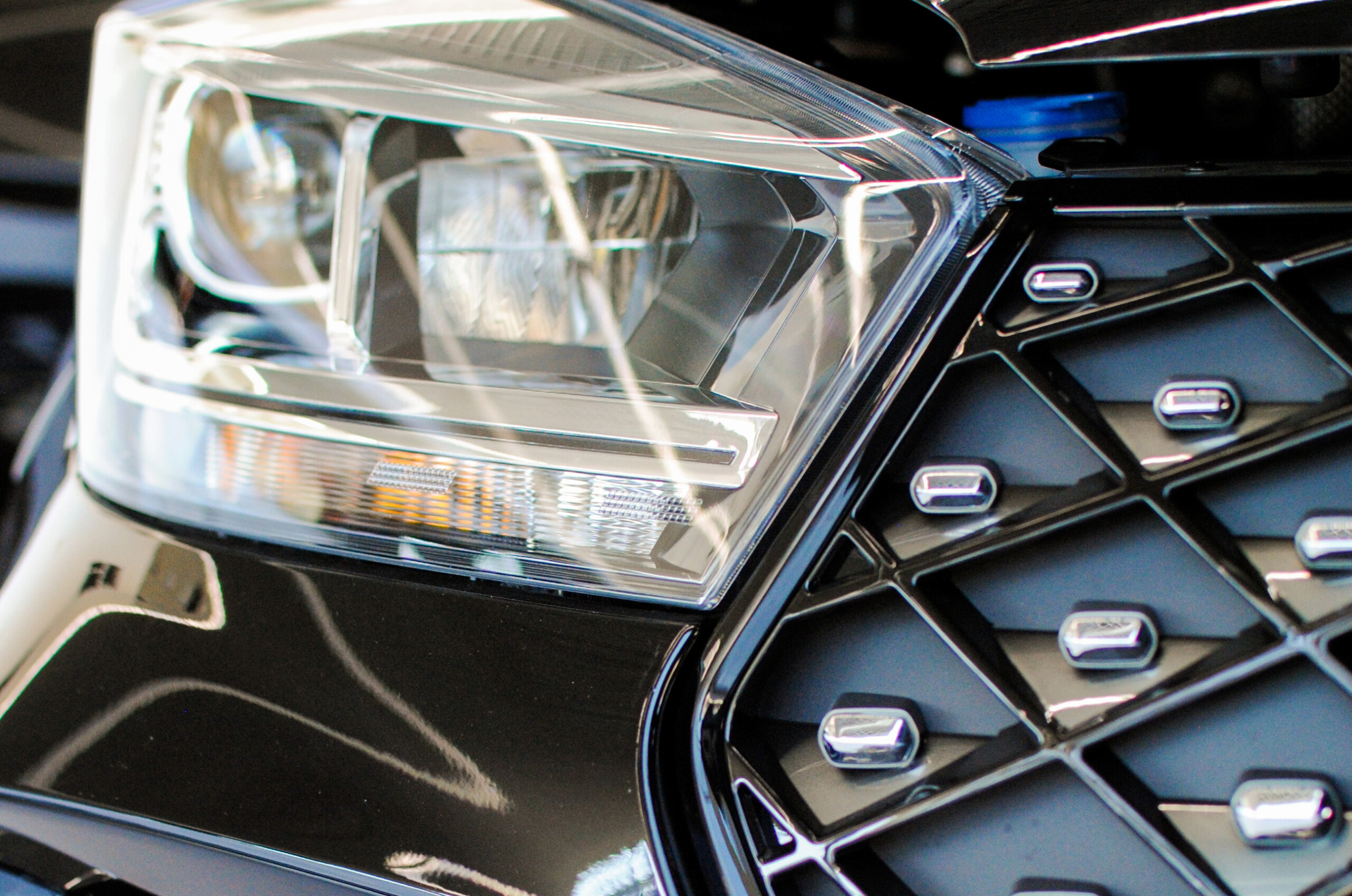 Наклейка «1,3%» под капотом автомобиля: зачем она там нужна и что обозначает?