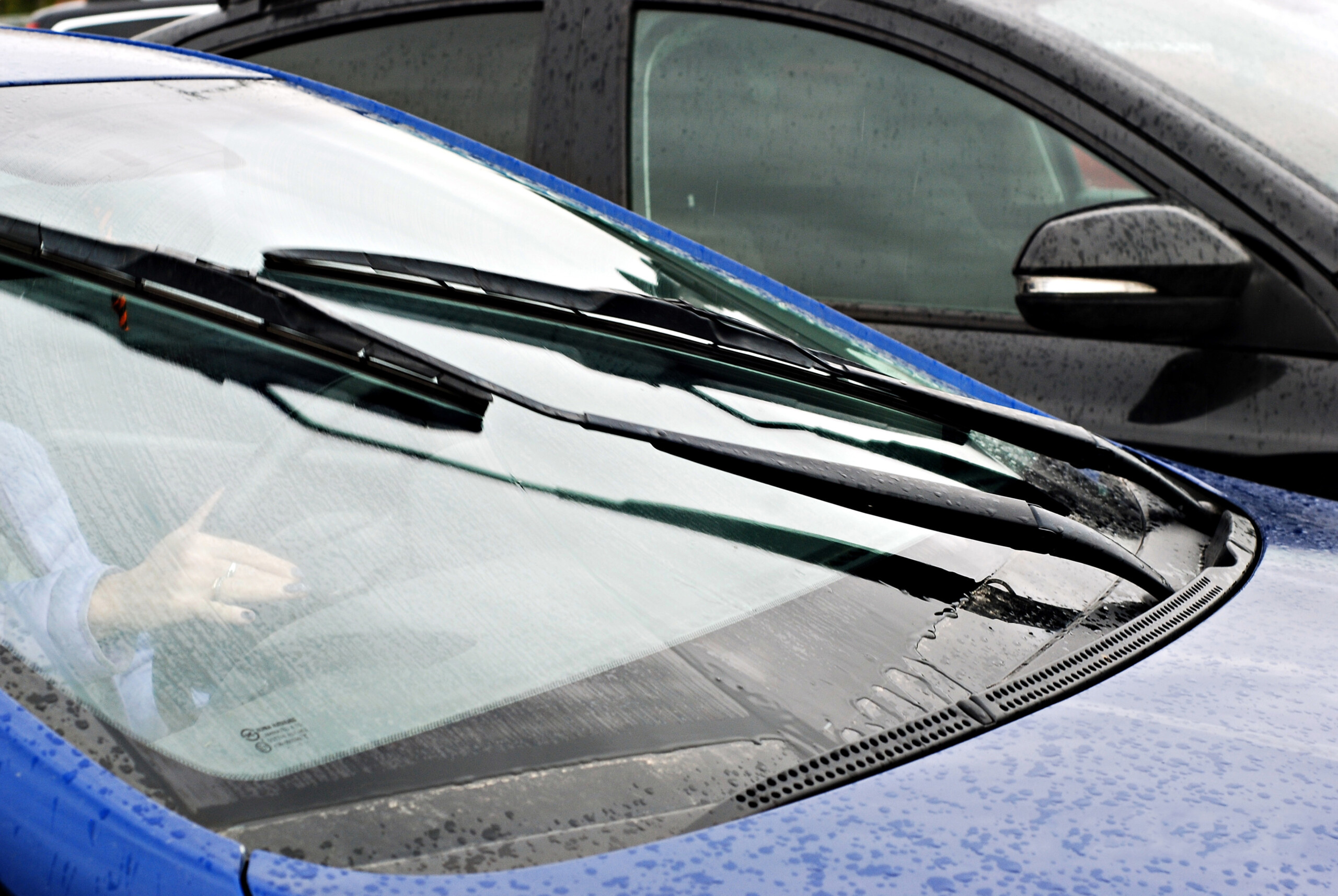 Автомеханик напомнил об опасности воды в бачке омывателя: так делать не рекомендуется