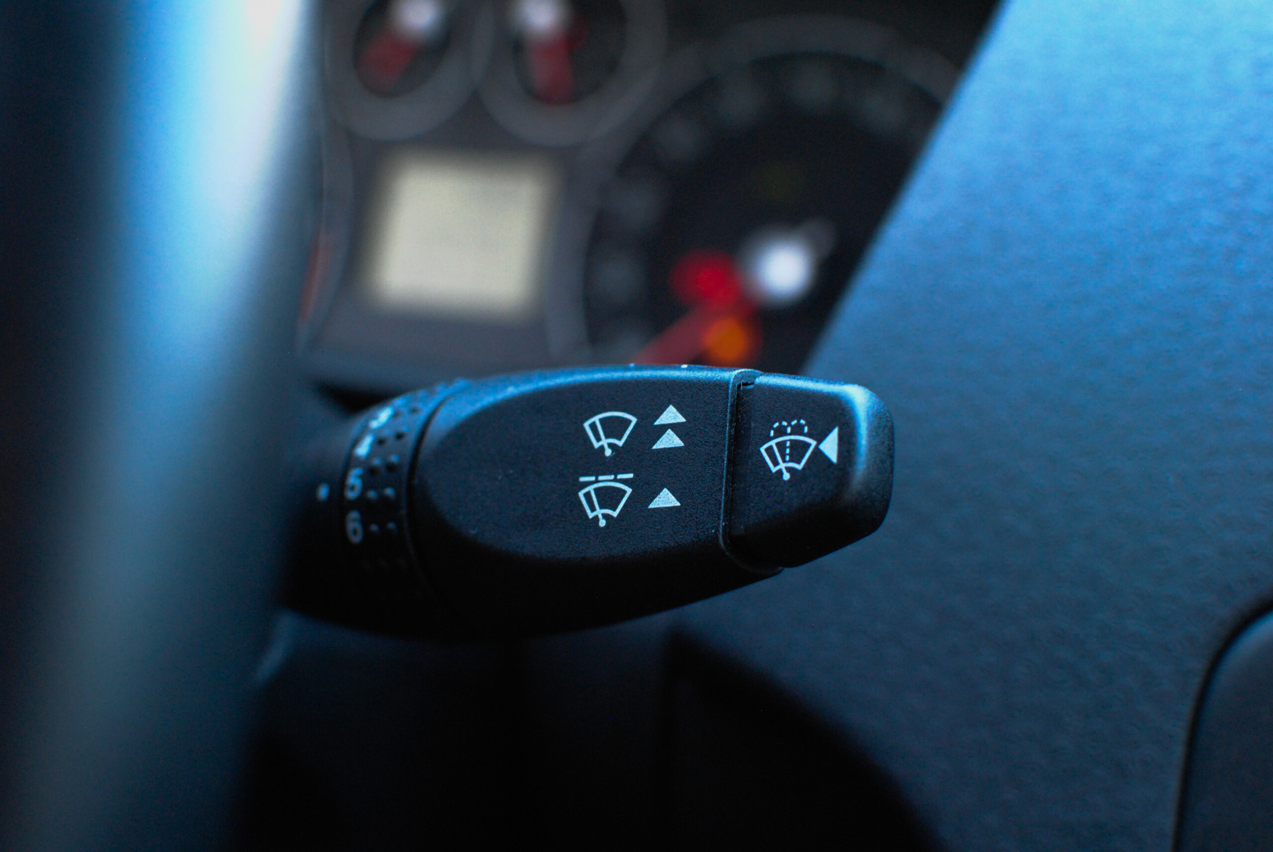 Водителям напомнили, как убрать горящий индикатор с приборной панели машины без обращения в сервис