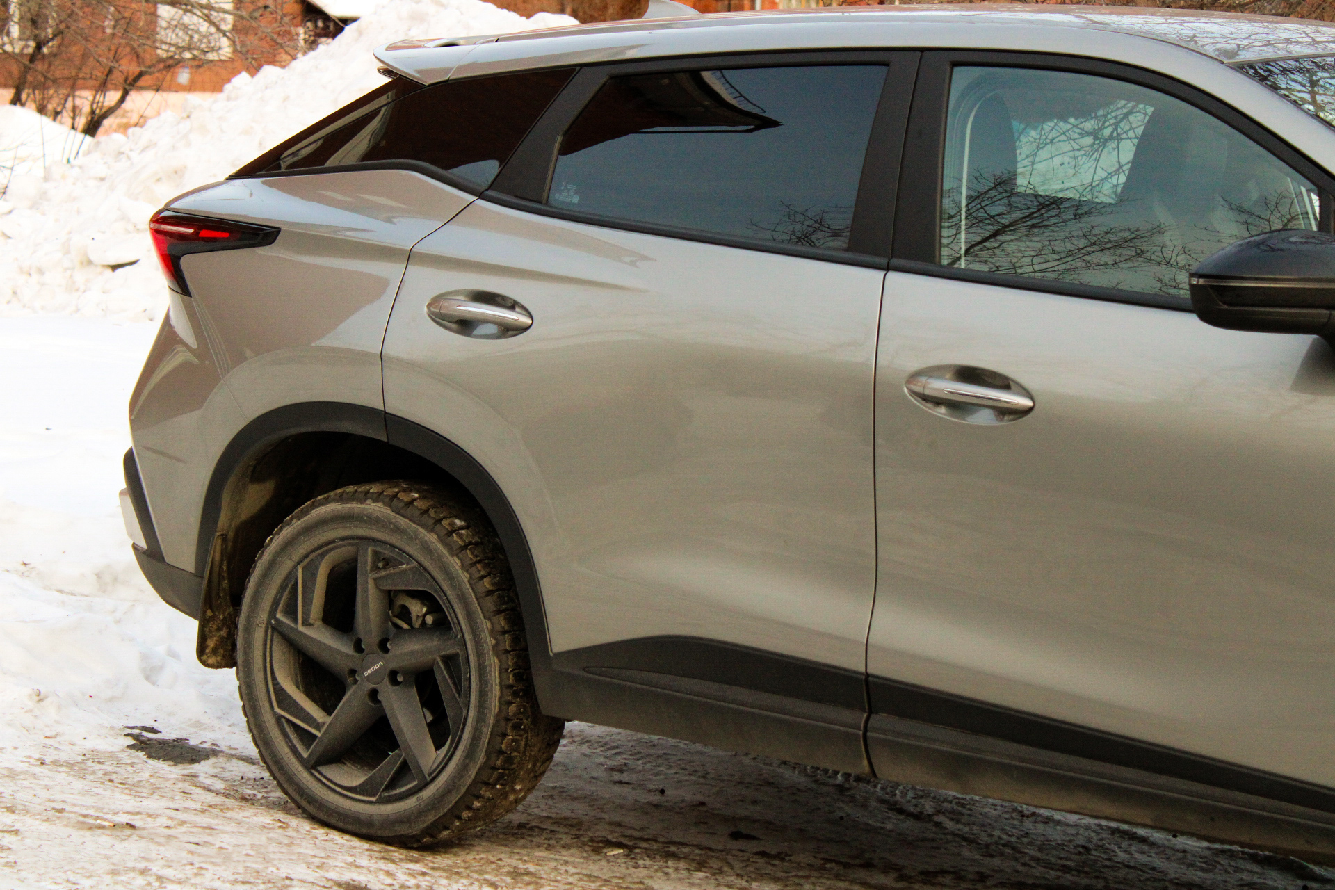 Когда пора «переобуваться»: эксперты назвали точную температуру для перехода на зимнюю резину