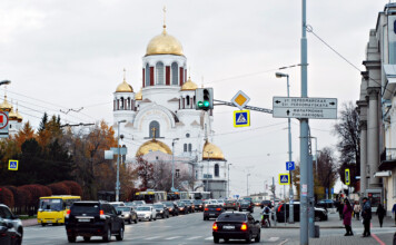 Можно ли обгонять попутный транспорт справа: автоюрист разъяснил нюансы ПДД