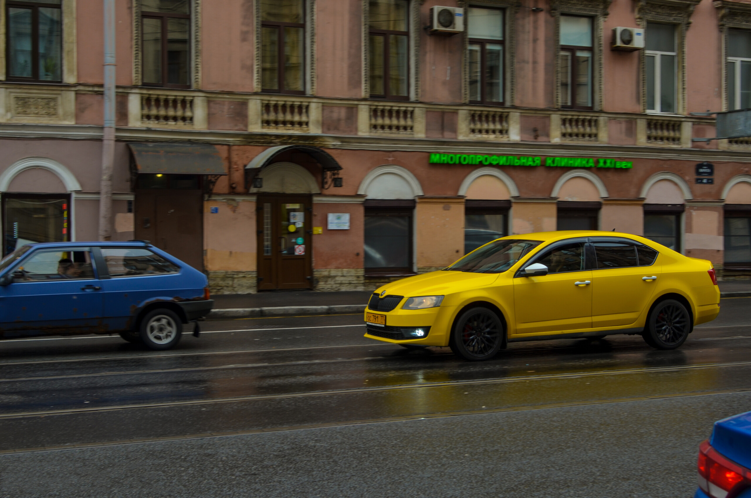 В автосервисе рассказали, почему в машине резко запахло горелым: к чему это может привести?