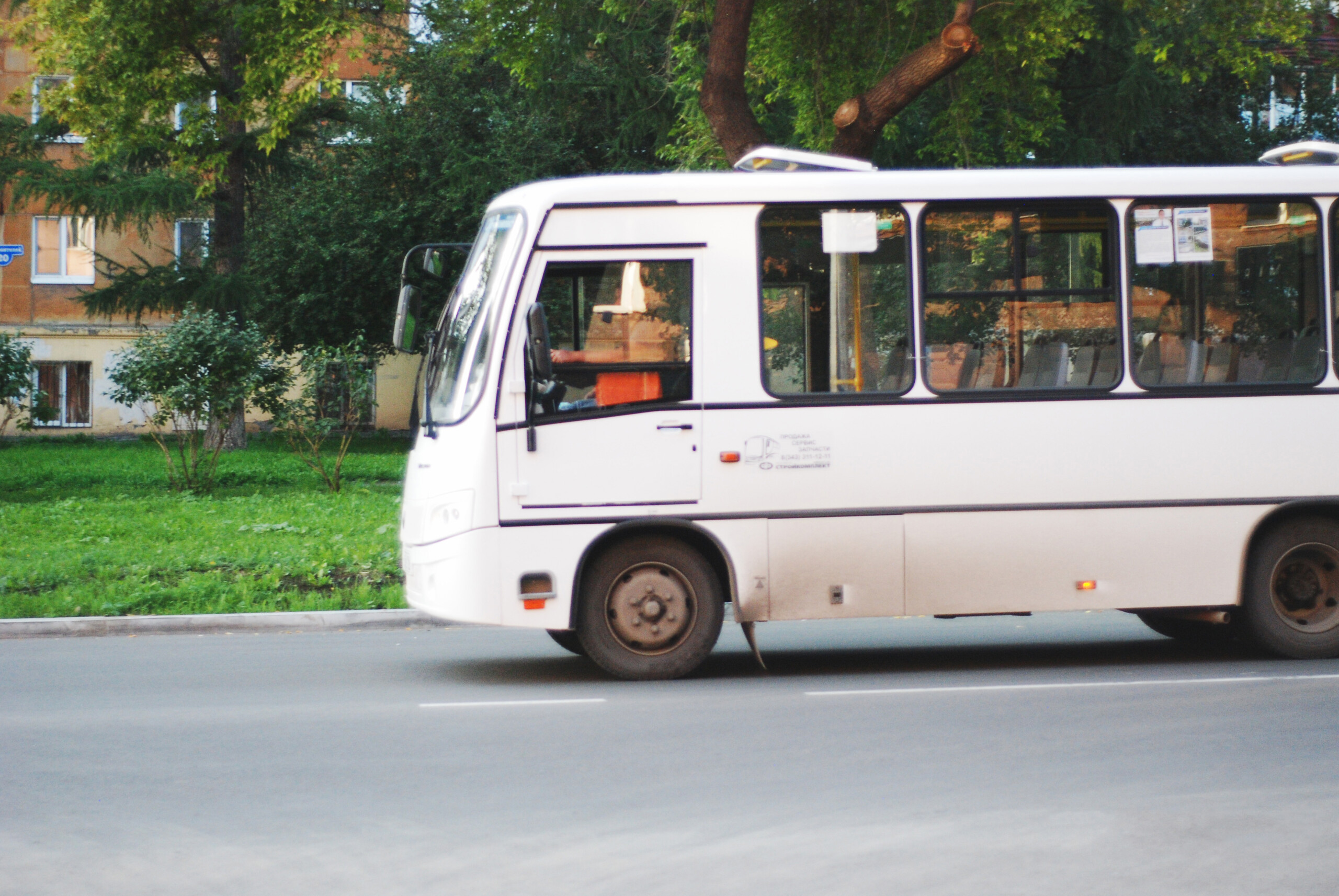 Нужно ли уступать дорогу маршрутке, которая отъезжает от остановки: нюансы ПДД