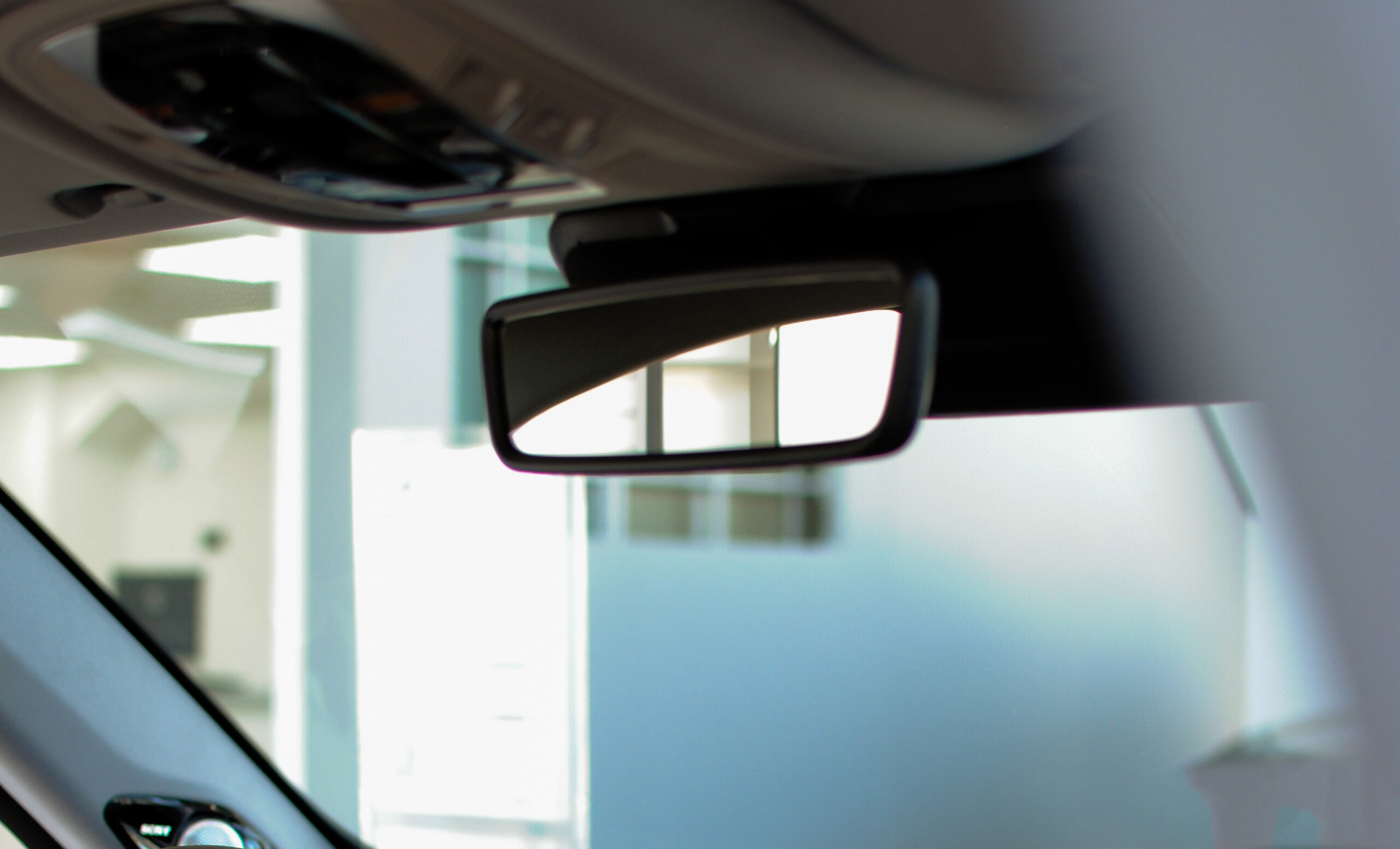 Гаишник предупредил о наказании за неверно установленный видеорегистратор в машине