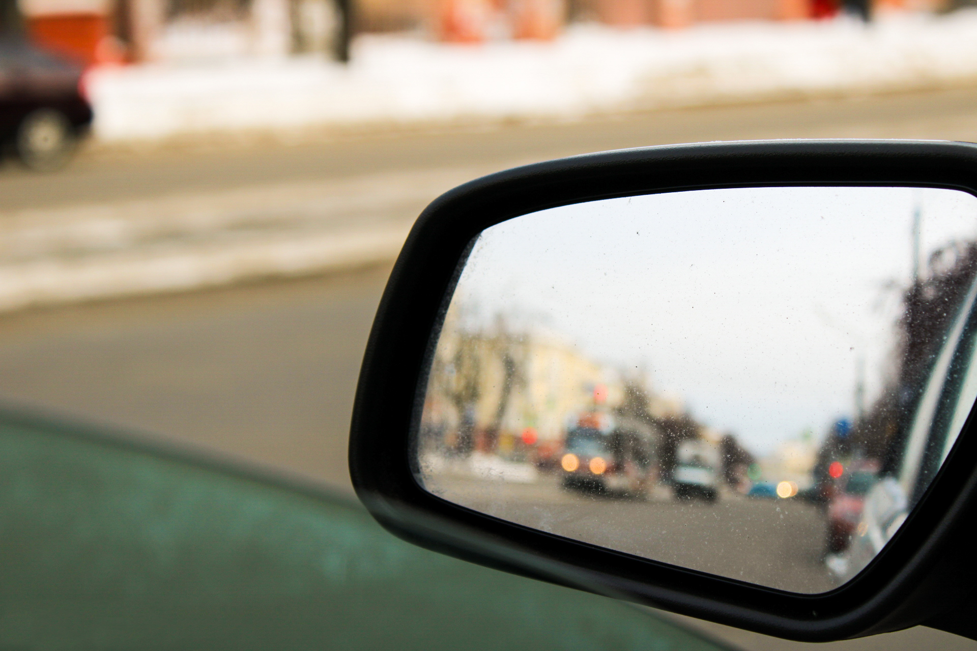 Автослесарь напомнил, для чего хитрые водители мажут стекла картофелем и зубной пастой