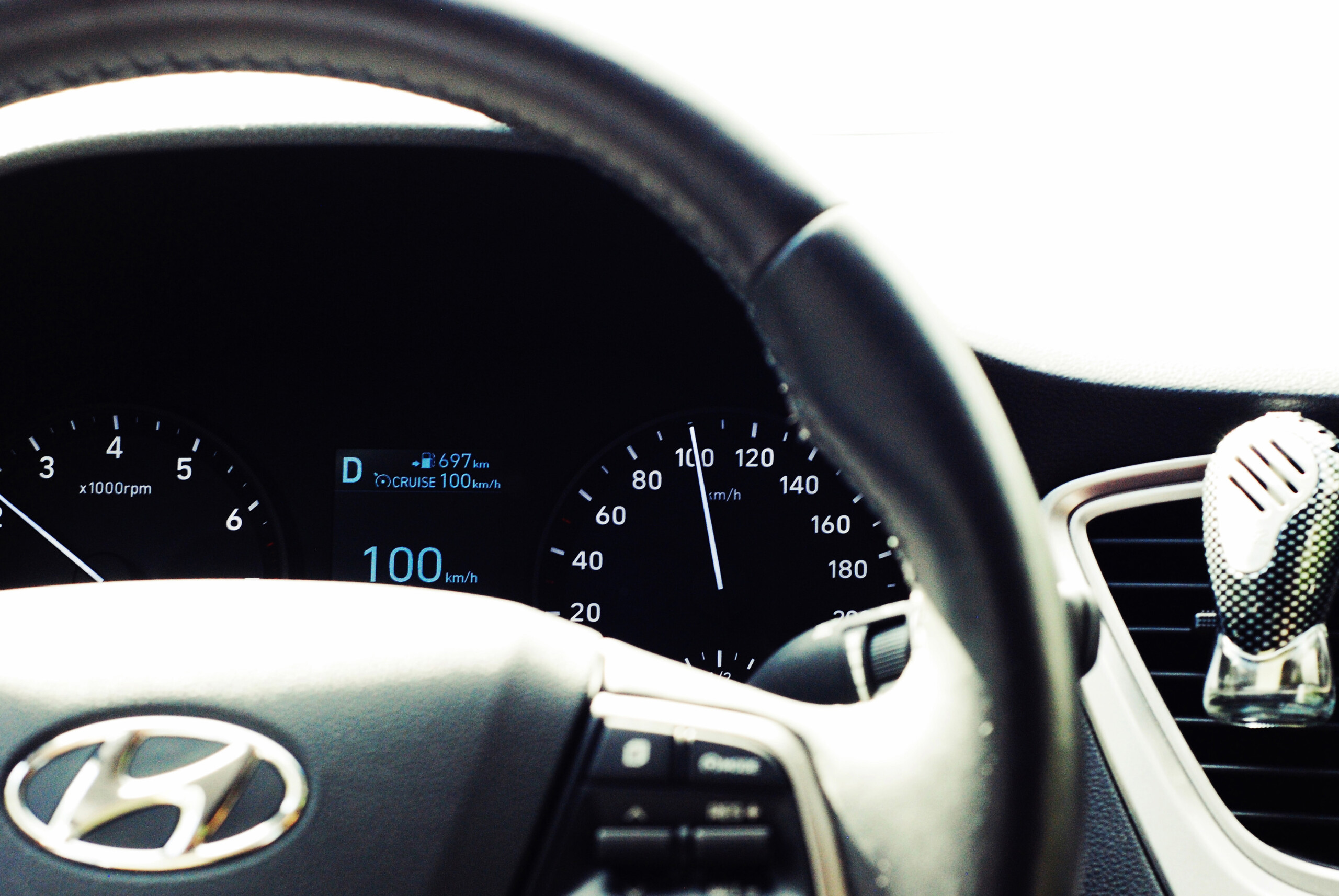 Владелец СТО объяснил, что означает восклицательный знак на приборной панели автомобиля