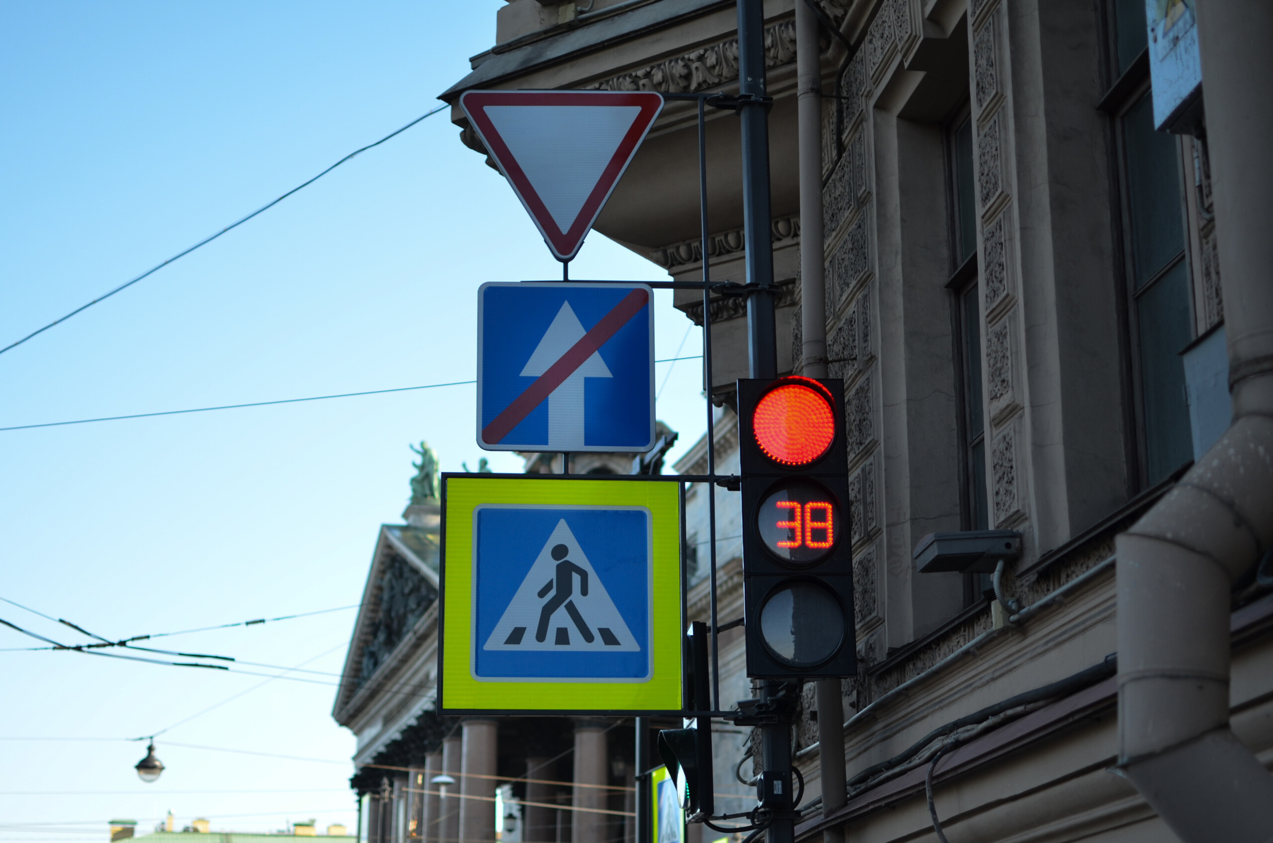 ТОП-4 случая, когда вы обязаны проехать на красный сигнал светофора: так можно сохранить права