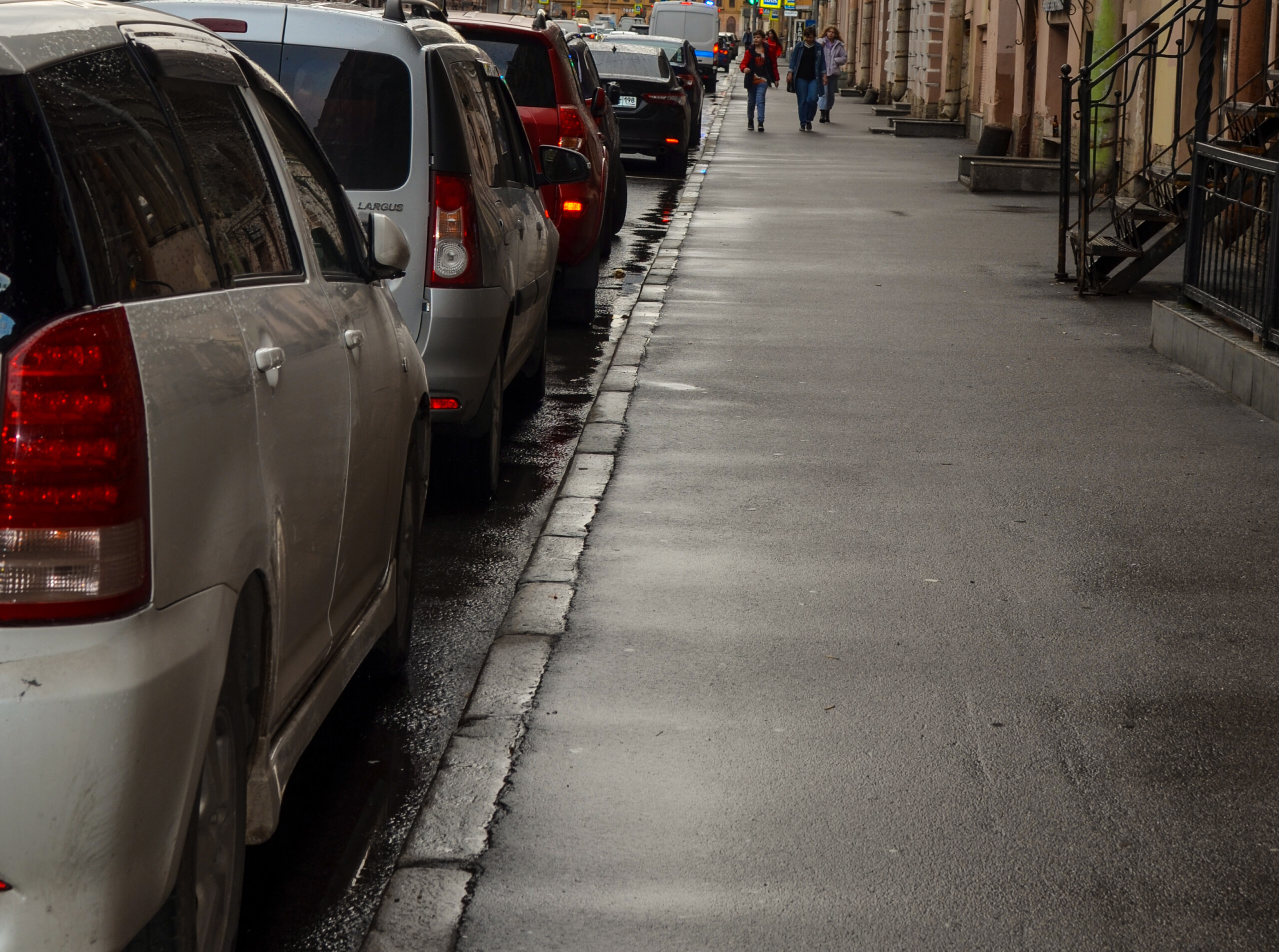 Водителям объяснили, как заехать на бордюр и не быть оштрафованым