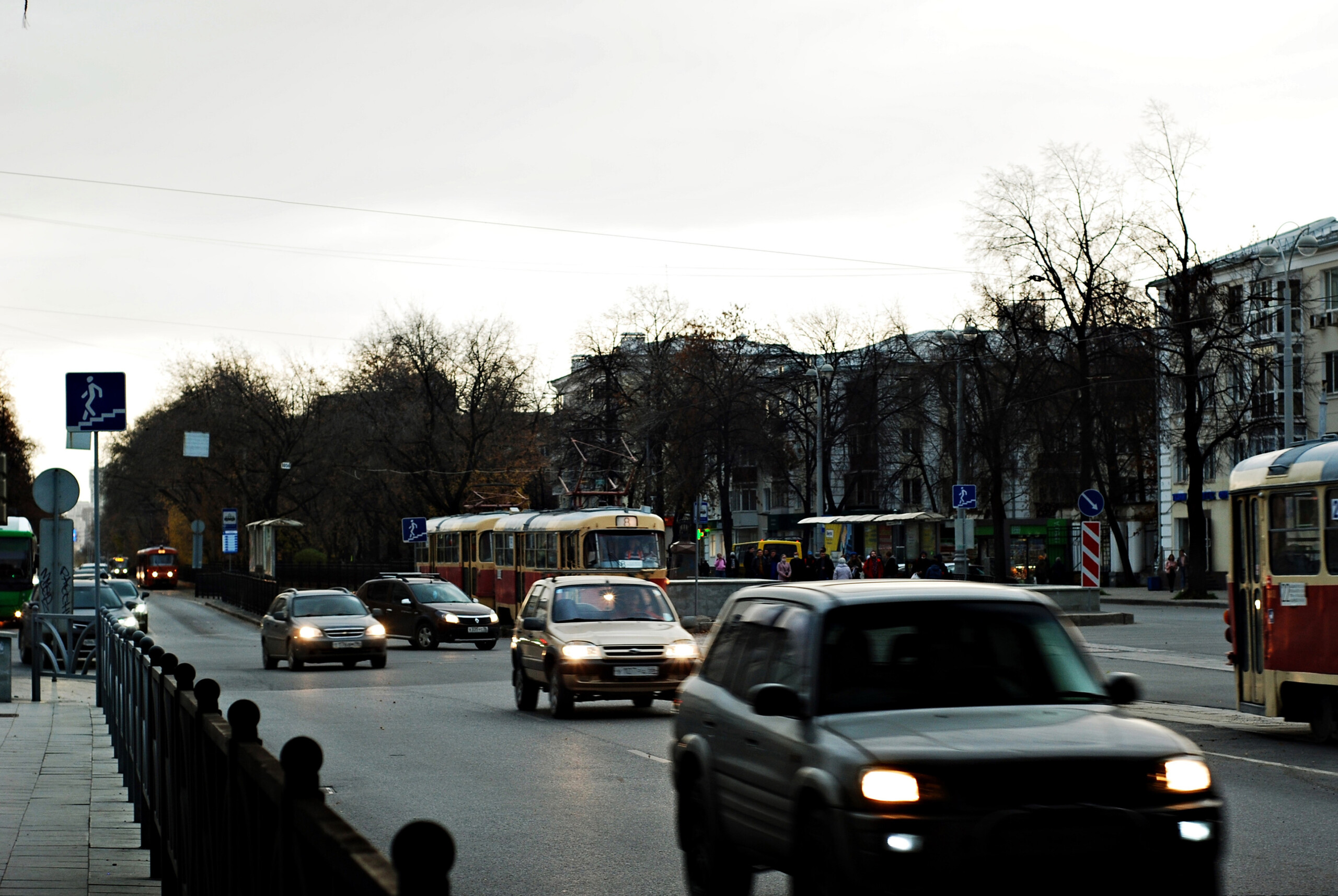 Эксперт рассекретил, зачем дальнобойщики устанавливают таблички с именами за стеклами фур