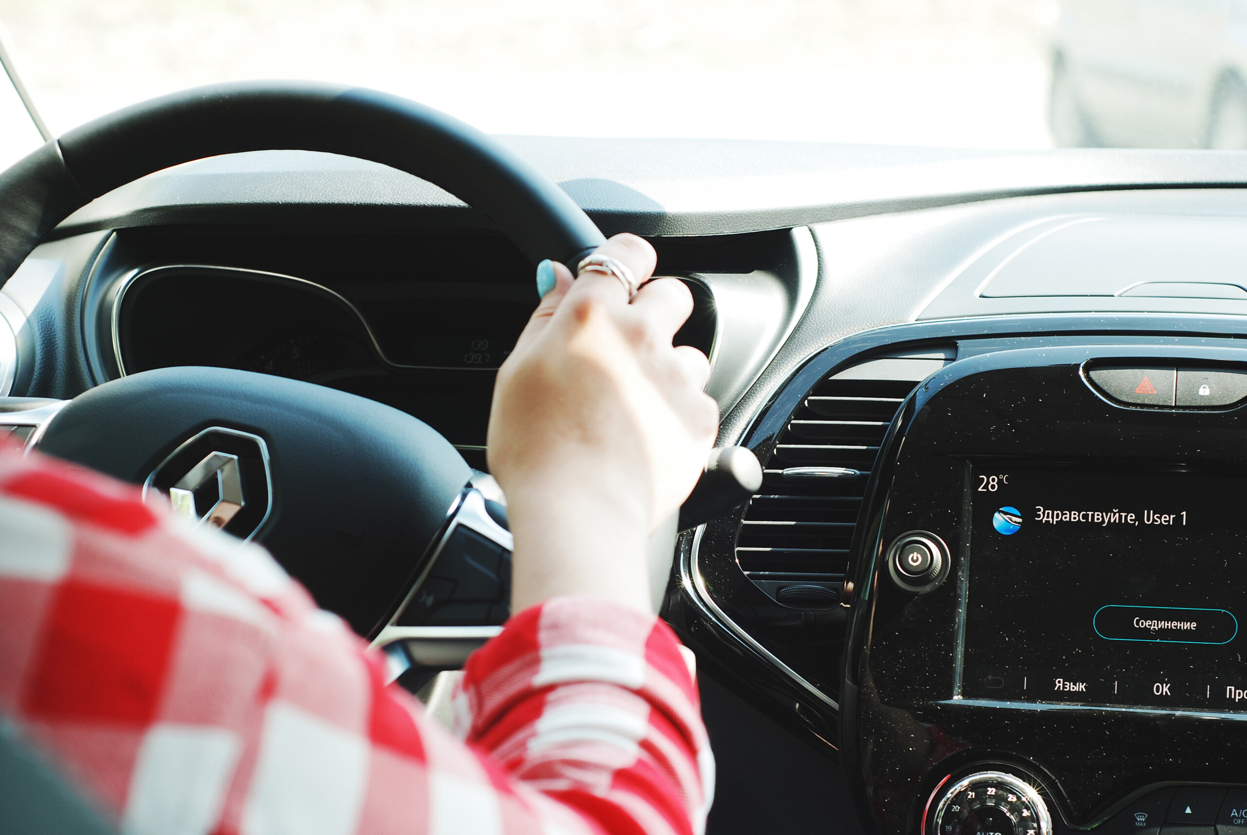 В автошколе назвали точное расстояние, на котором должен находиться водитель от руля