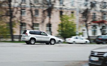 Автоэксперт перечислил популярные сигналы дальнобойщиков: растопыренные пальцы и другие