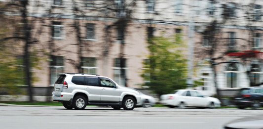 Автоэксперт перечислил популярные сигналы дальнобойщиков: растопыренные пальцы и другие