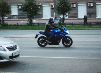 РСА предупредил о рисках монополизации: ОСАГО для такси и мотоциклов хотят продавать через «Госуслуги» без страховщиков