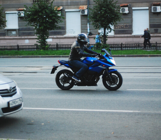 РСА предупредил о рисках монополизации: ОСАГО для такси и мотоциклов хотят продавать через «Госуслуги» без страховщиков