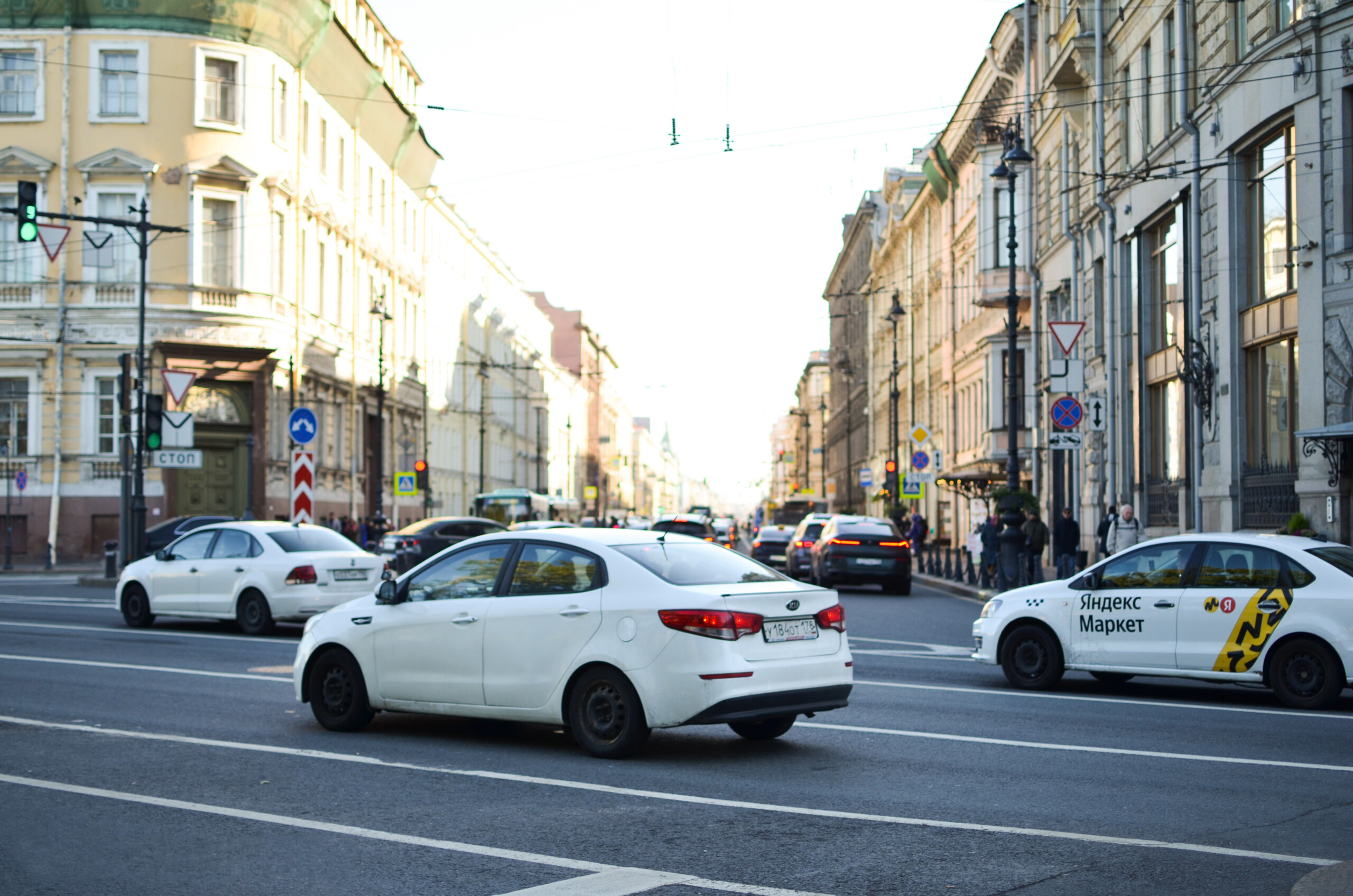 Инспектор ГАИ предупредил о штрафах для водителей, которые едят за рулем
