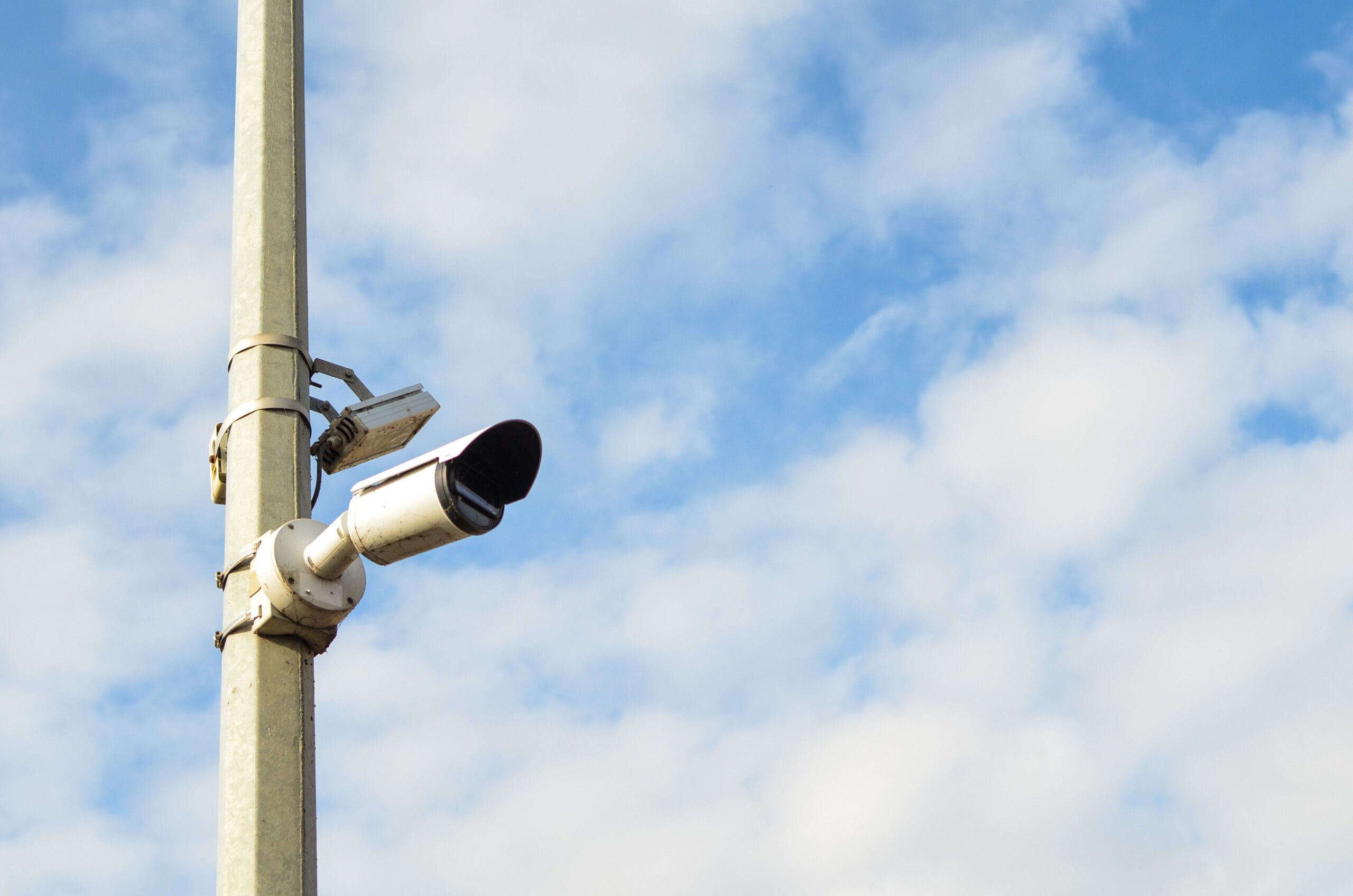 Штрафы за отсутствие ОСАГО с камер перенесли: массовые «письма счастья» россиянам не придут до осени 2026 года