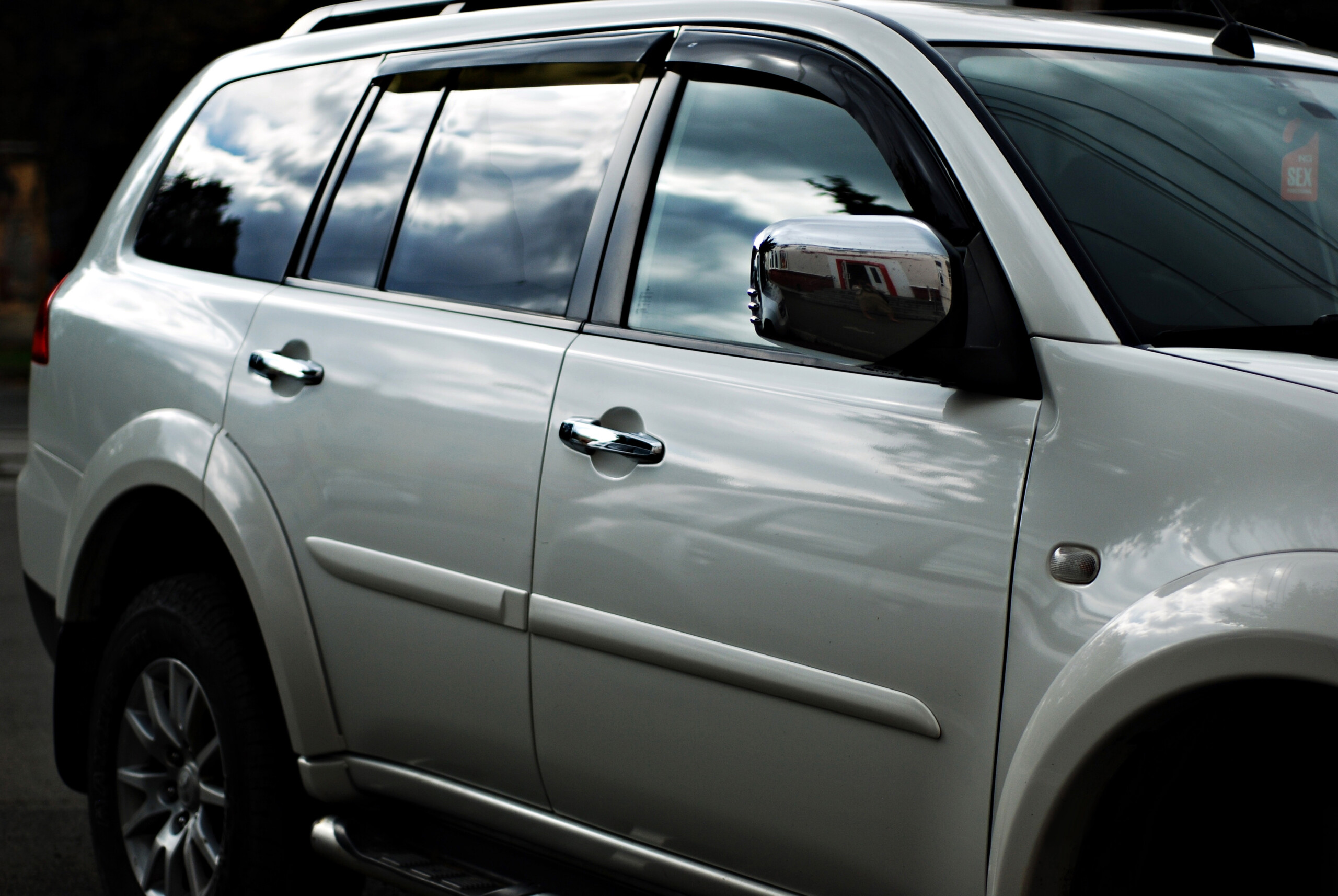 На автомойке раскрыли, какие дешевые средства помогут обходиться без полировки и химчистки машины