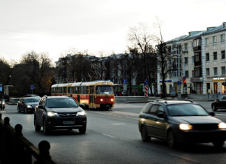 Автомобиль в заносе движется по встречной полосе: как уйти от столкновения
