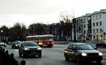 Автомобиль в заносе движется по встречной полосе: как уйти от столкновения