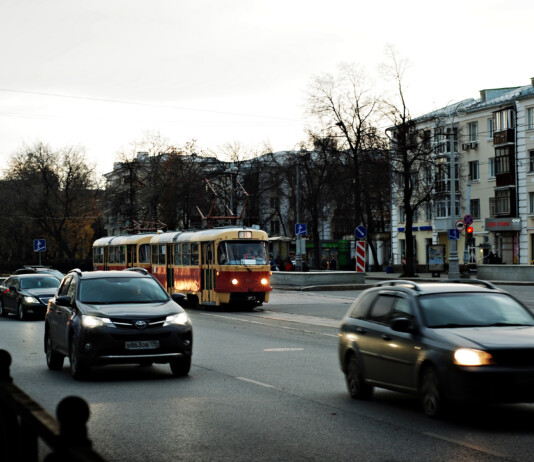 Автомобиль в заносе движется по встречной полосе: как уйти от столкновения