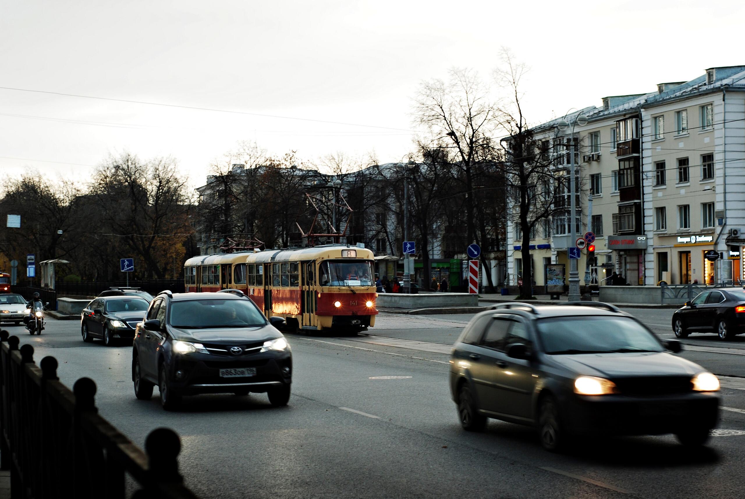 Автомобиль в заносе движется по встречной полосе: как уйти от столкновения
