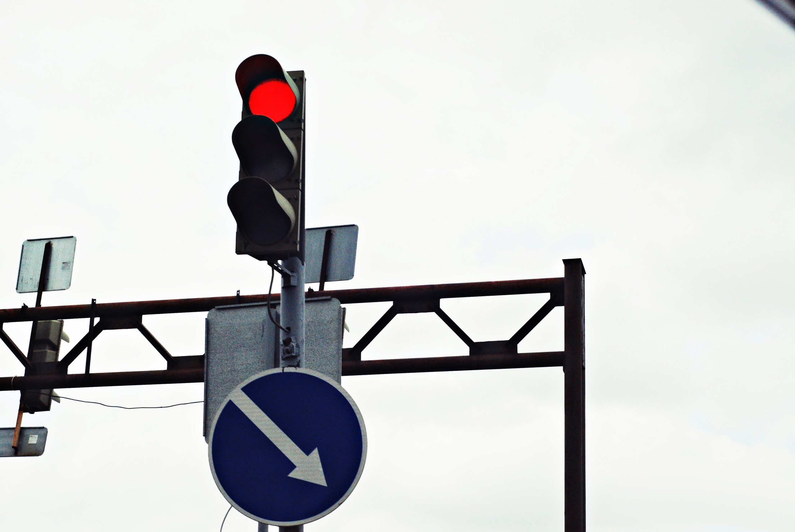 Проезд на красный сигнал неработающего светофора: будет ли за это штраф?