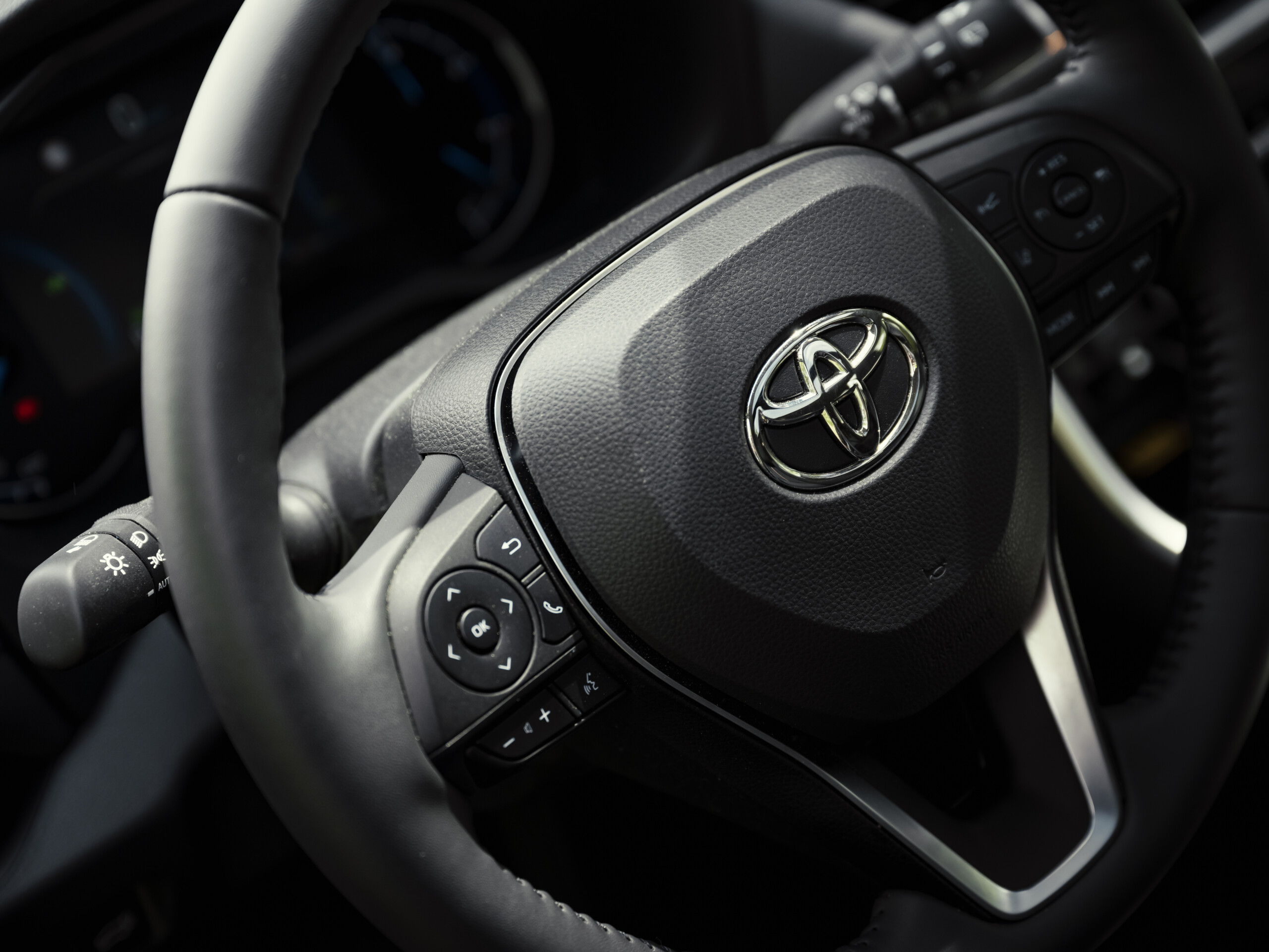 Toyota и Lexus массово отзывают 42 модели из-за сбоя камер: под угрозой Voxy, RAV4, Prius и электрокары