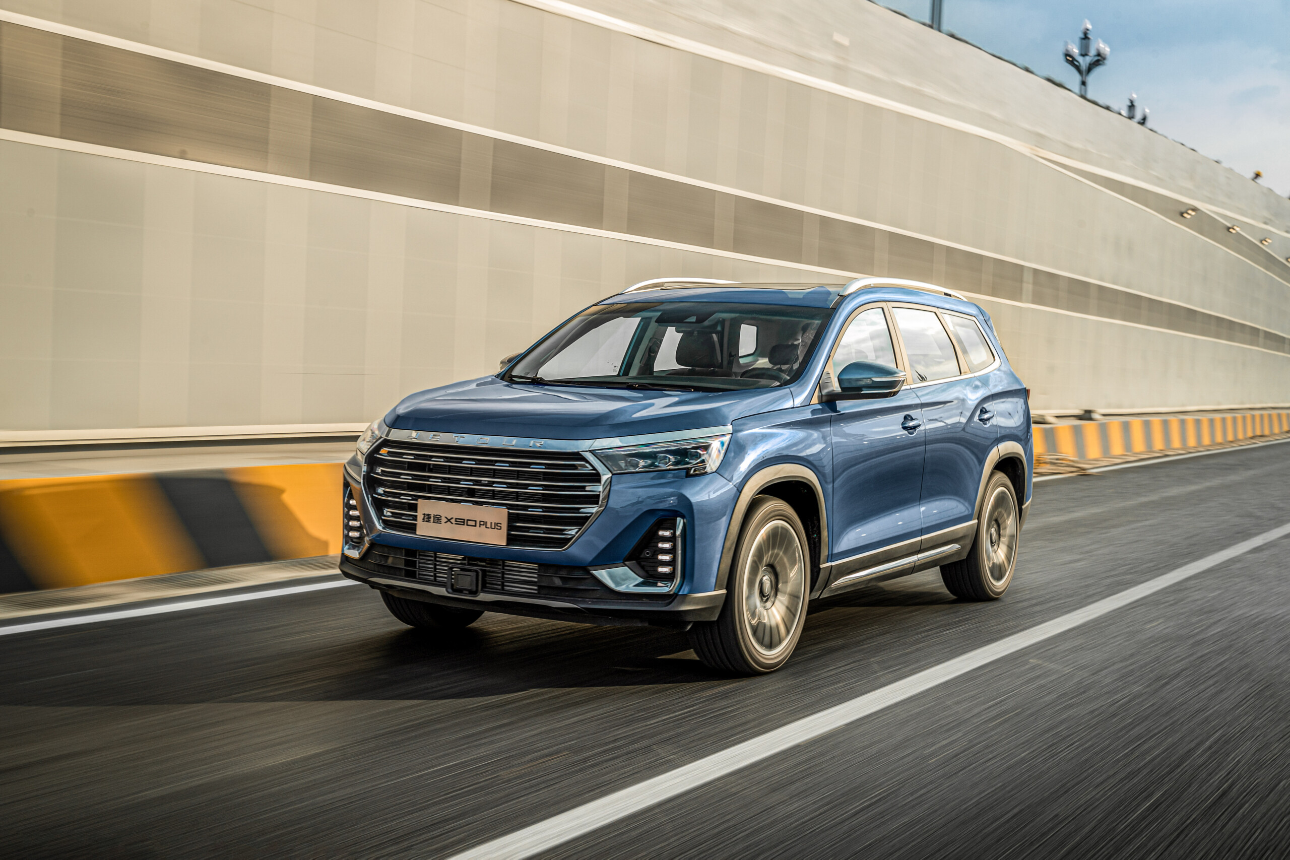 Jetour X90+ с полным приводом вышел в РФ: первая партия уже распродана