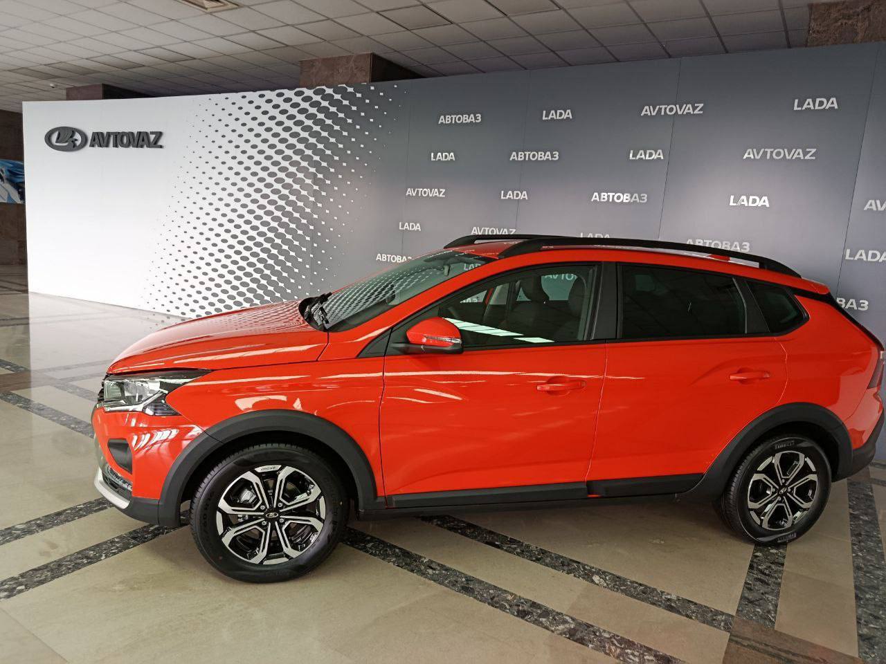 Lada Iskra 2025 в ярком цвете выставили на обозрение
